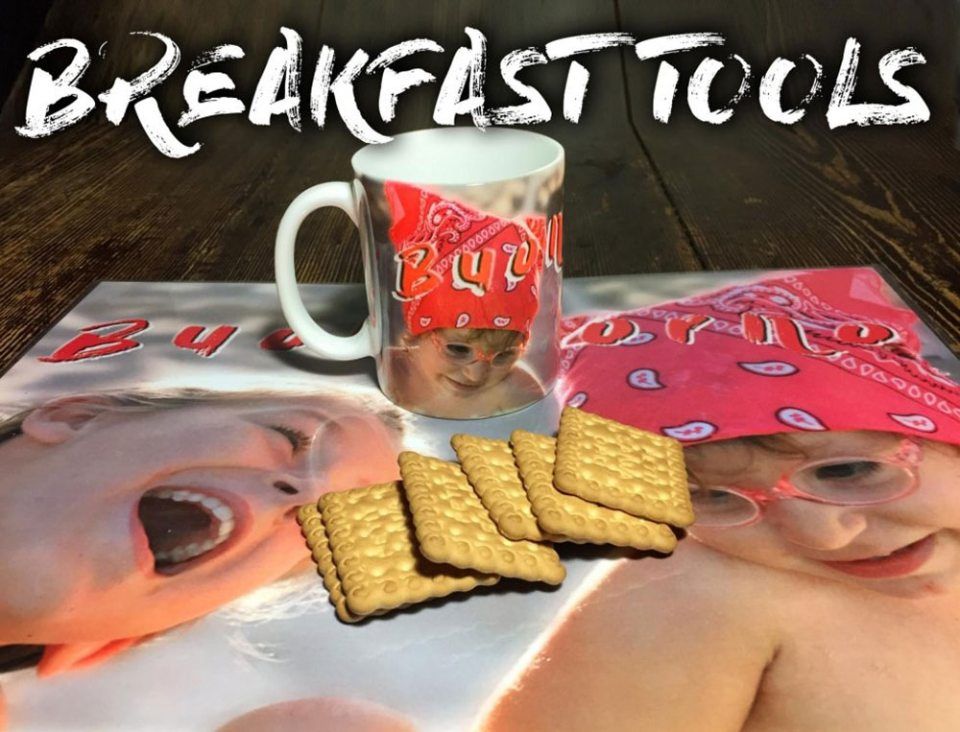 tovaglietta e tazza con foto personalizzata e biscotti