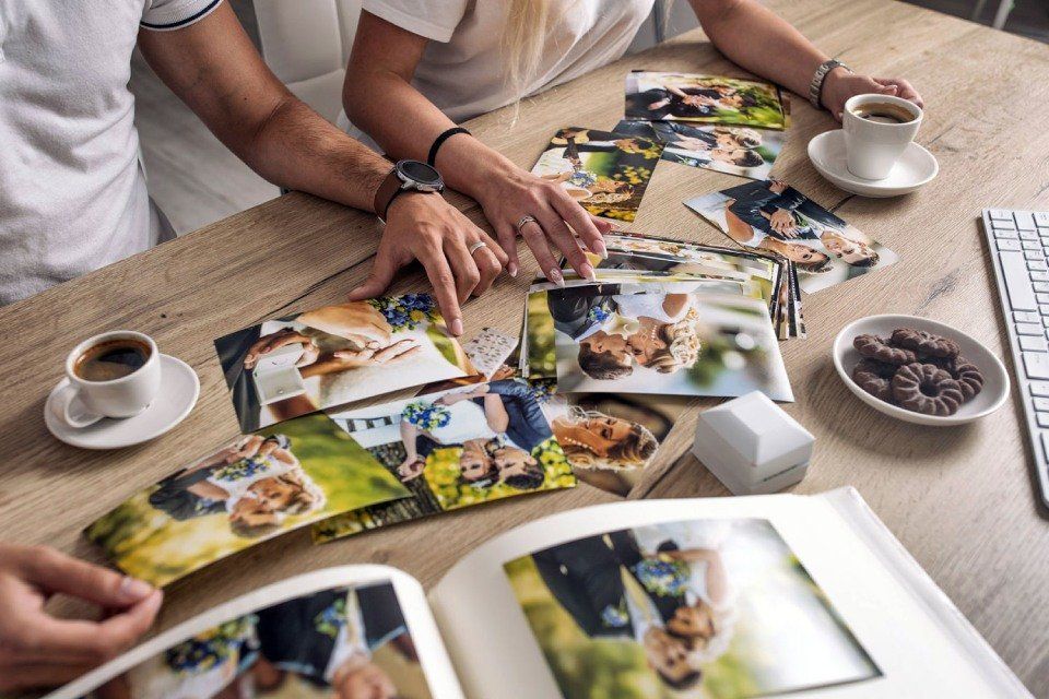sposi che guardano fotografie del matrimonio