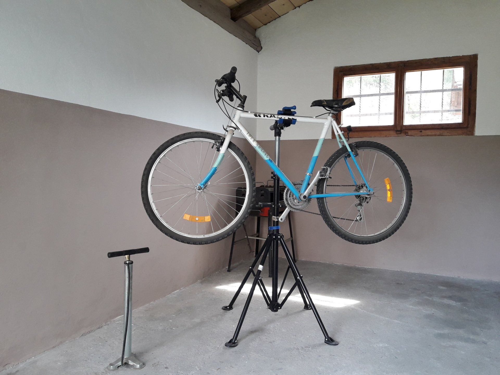 Una bicicletta è appoggiata su un supporto in un garage