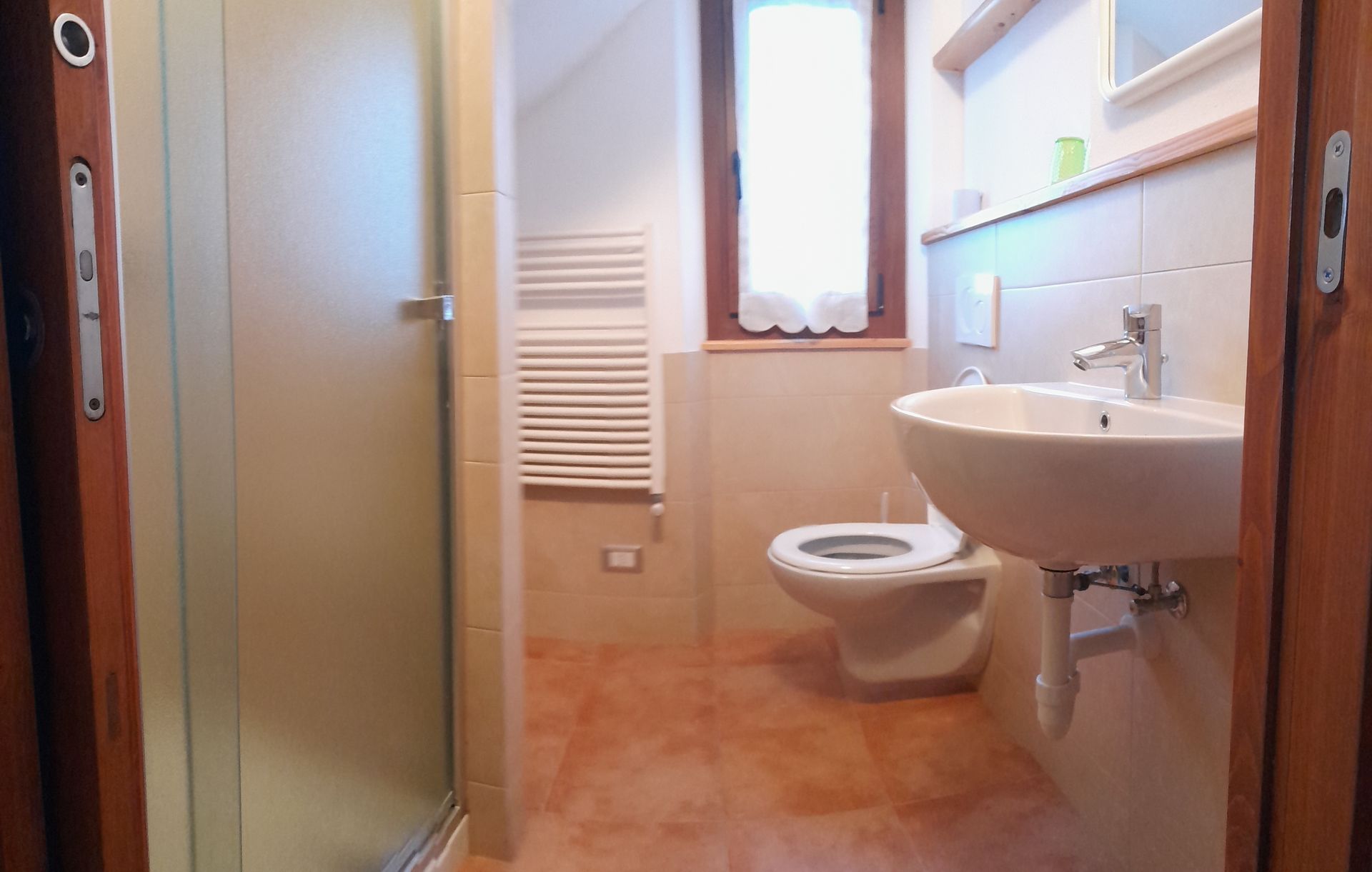 Un bagno con wc, lavandino e doccia.