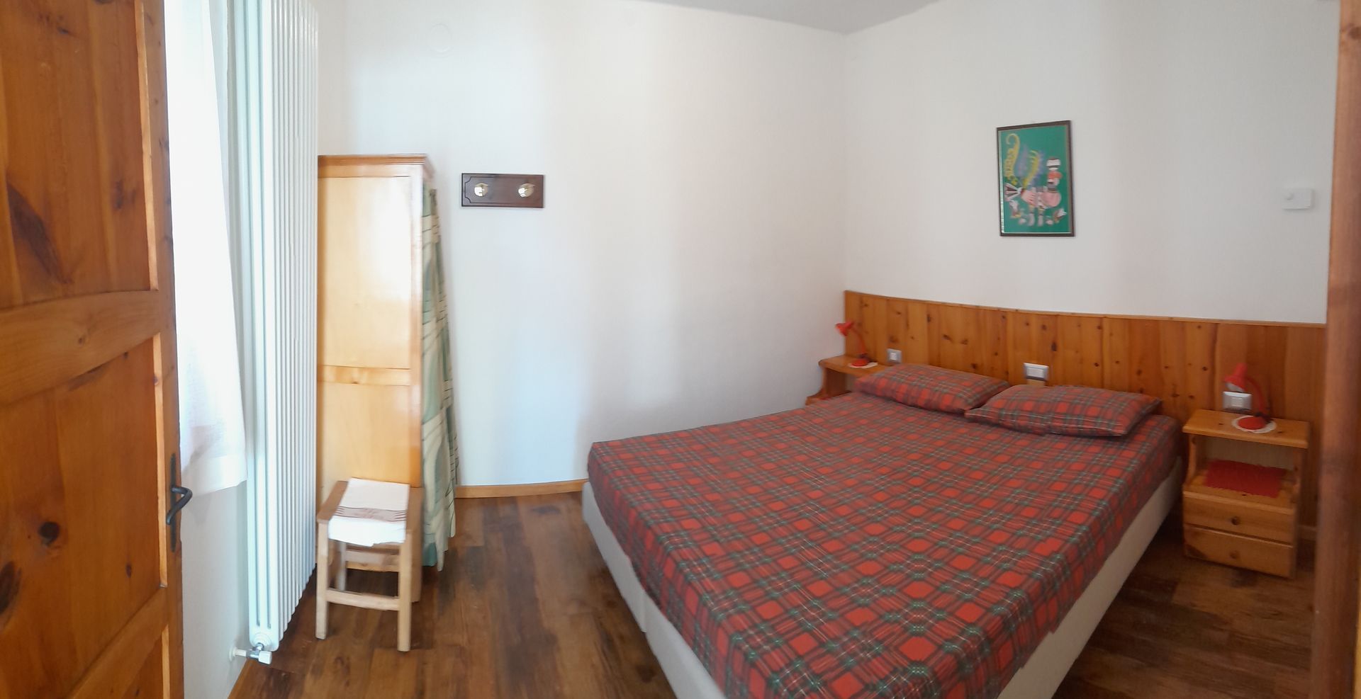 Una camera da letto con un letto king size e una testiera in legno.