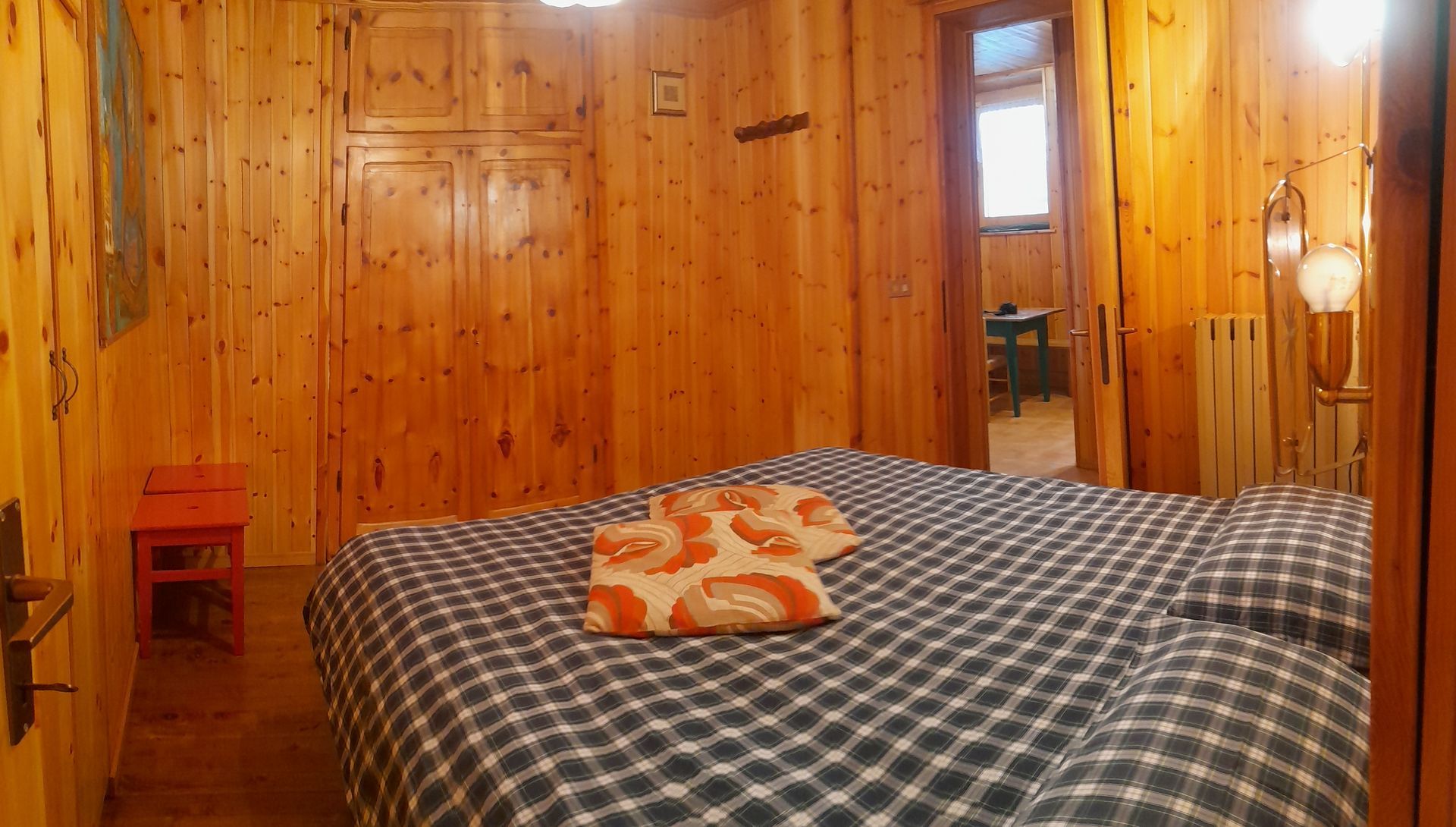 Una camera da letto con un letto grande e pareti in legno.