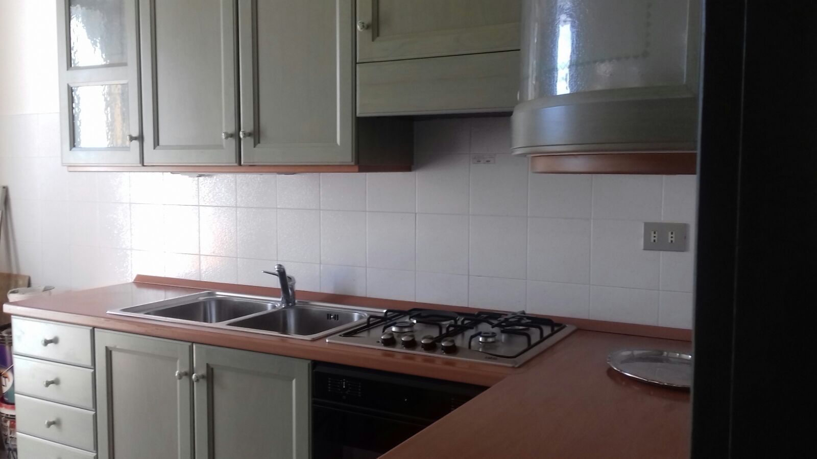 Una cucina con due lavandini e un piano cottura con forno