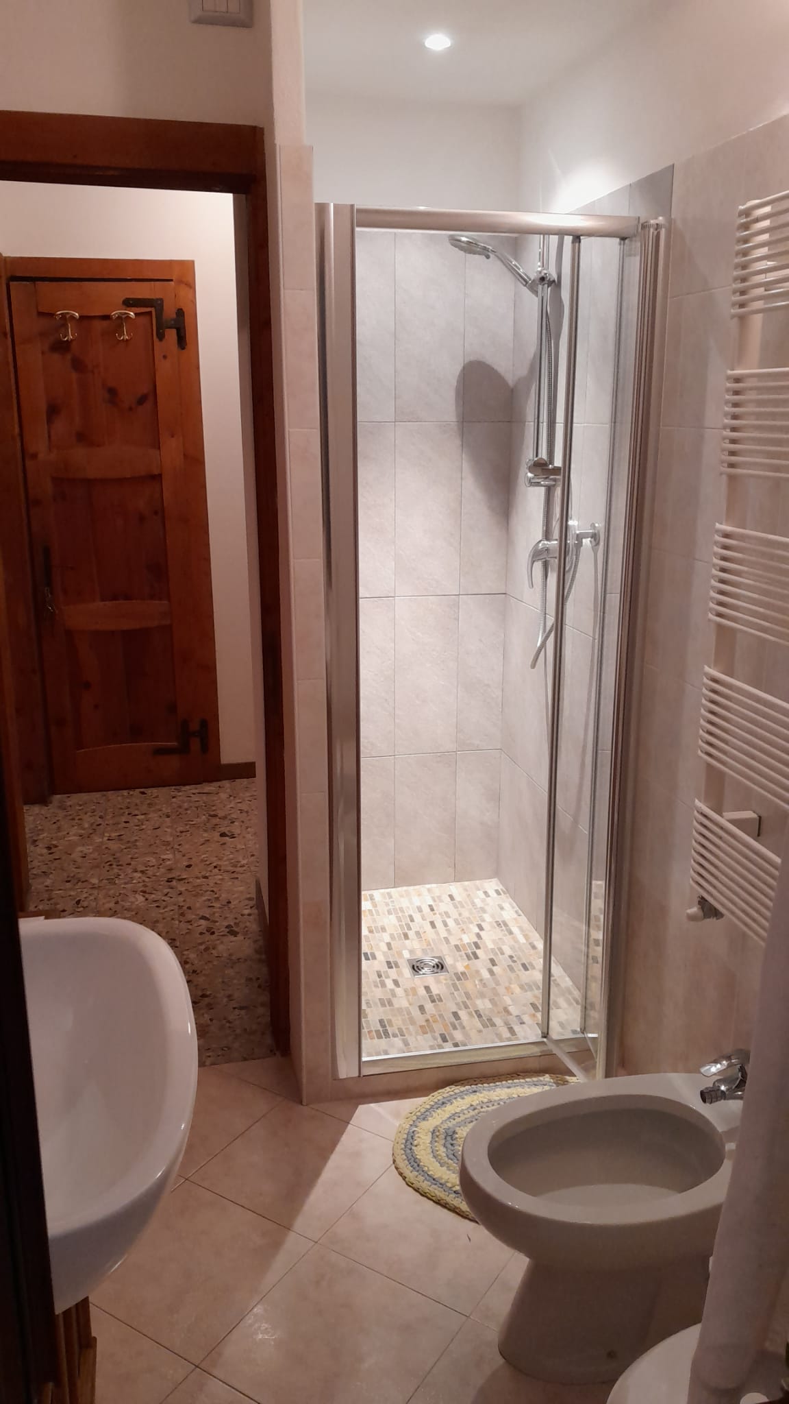 Un bagno con wc, lavandino e doccia.