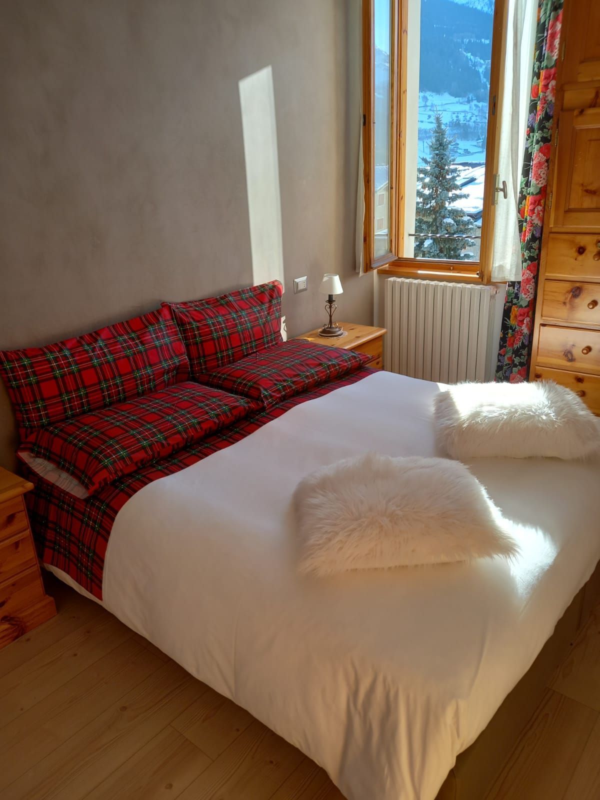 Una camera da letto con un letto e una finestra con vista sulle montagne