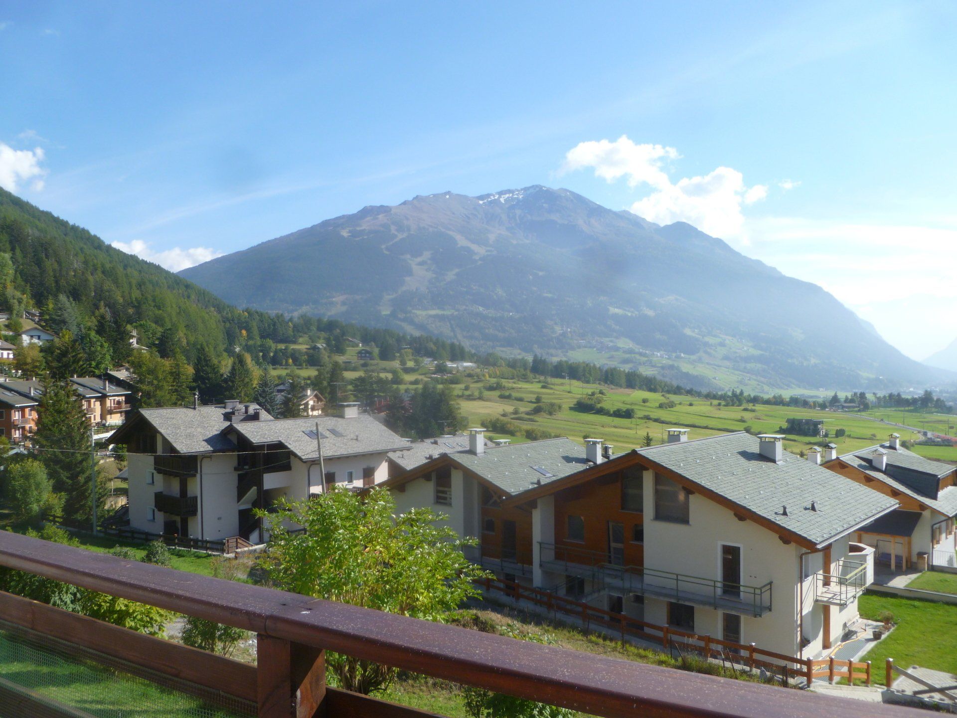 Una vista di un villaggio con le montagne sullo sfondo