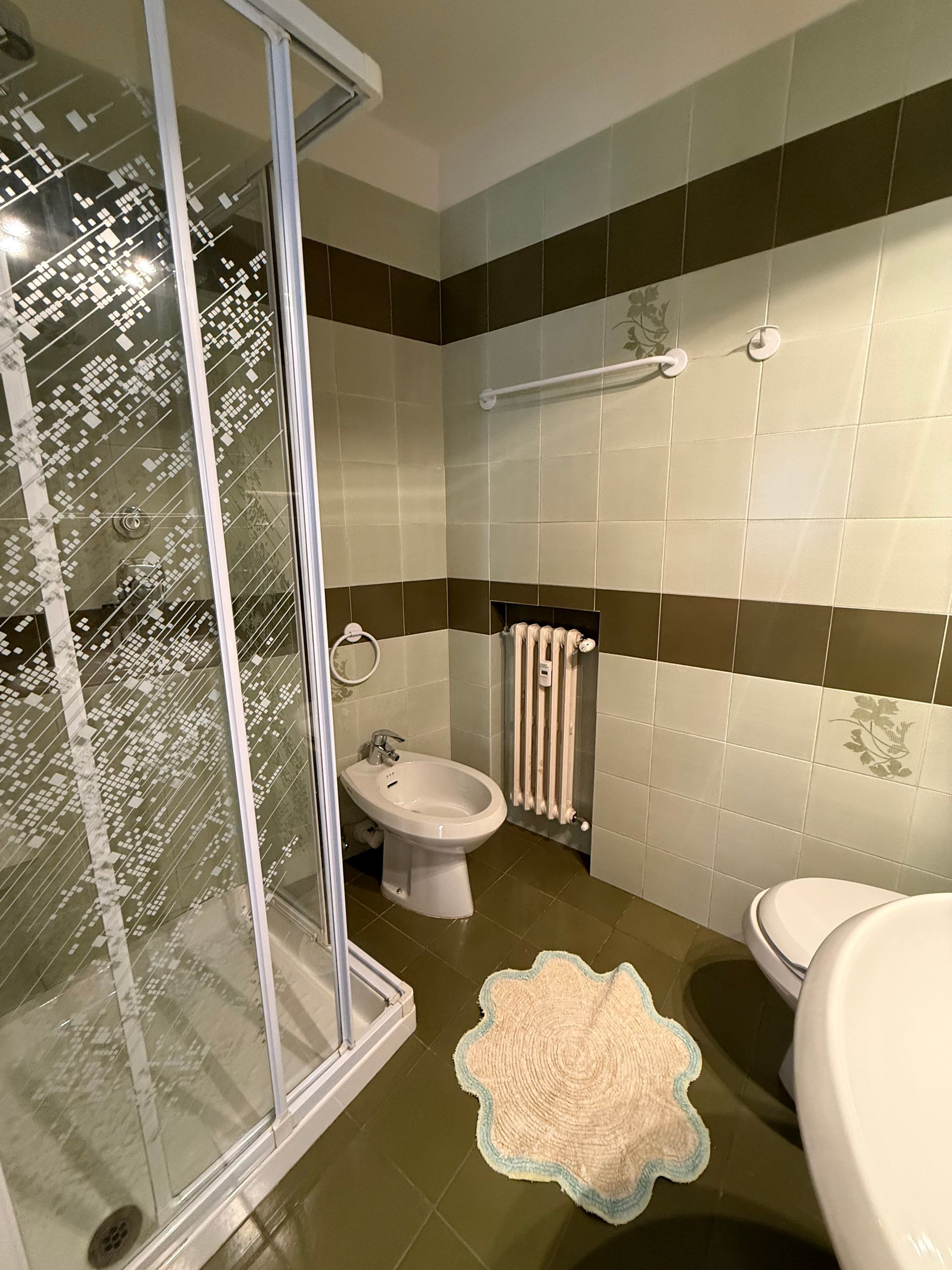 Un bagno con wc, bidet e box doccia