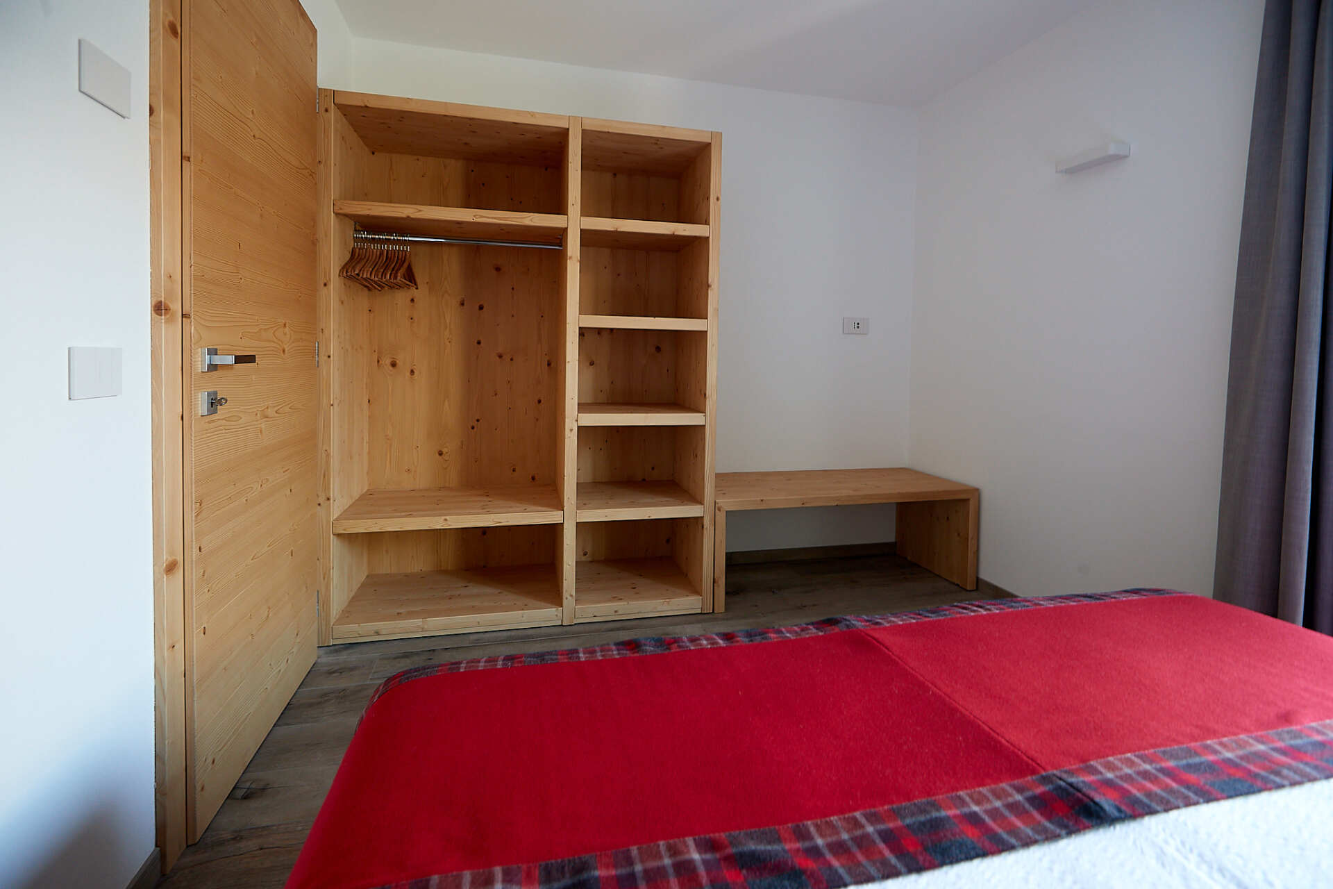 Una camera da letto con un letto e un armadio in legno.