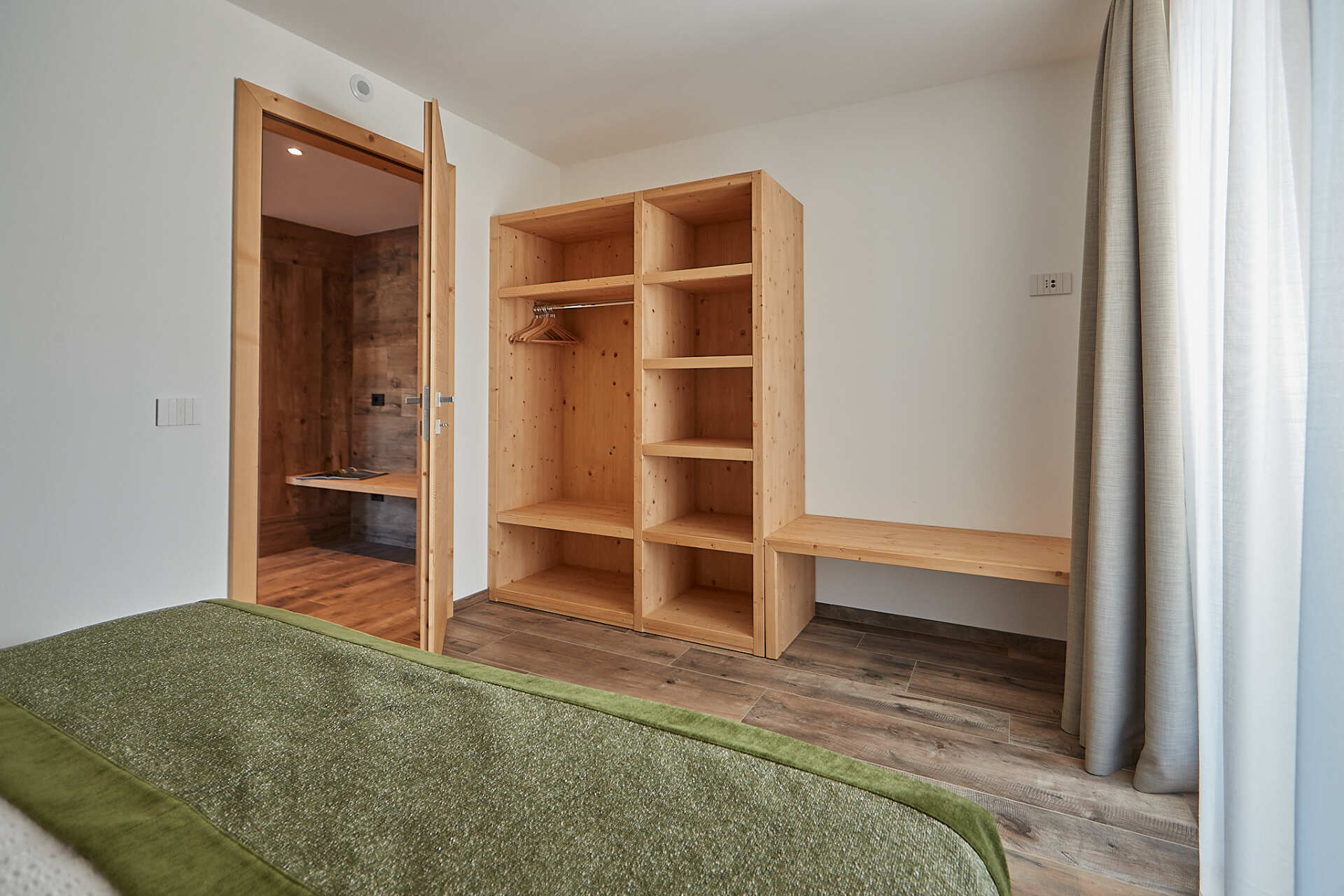 Una camera da letto con un letto e un armadio in legno.