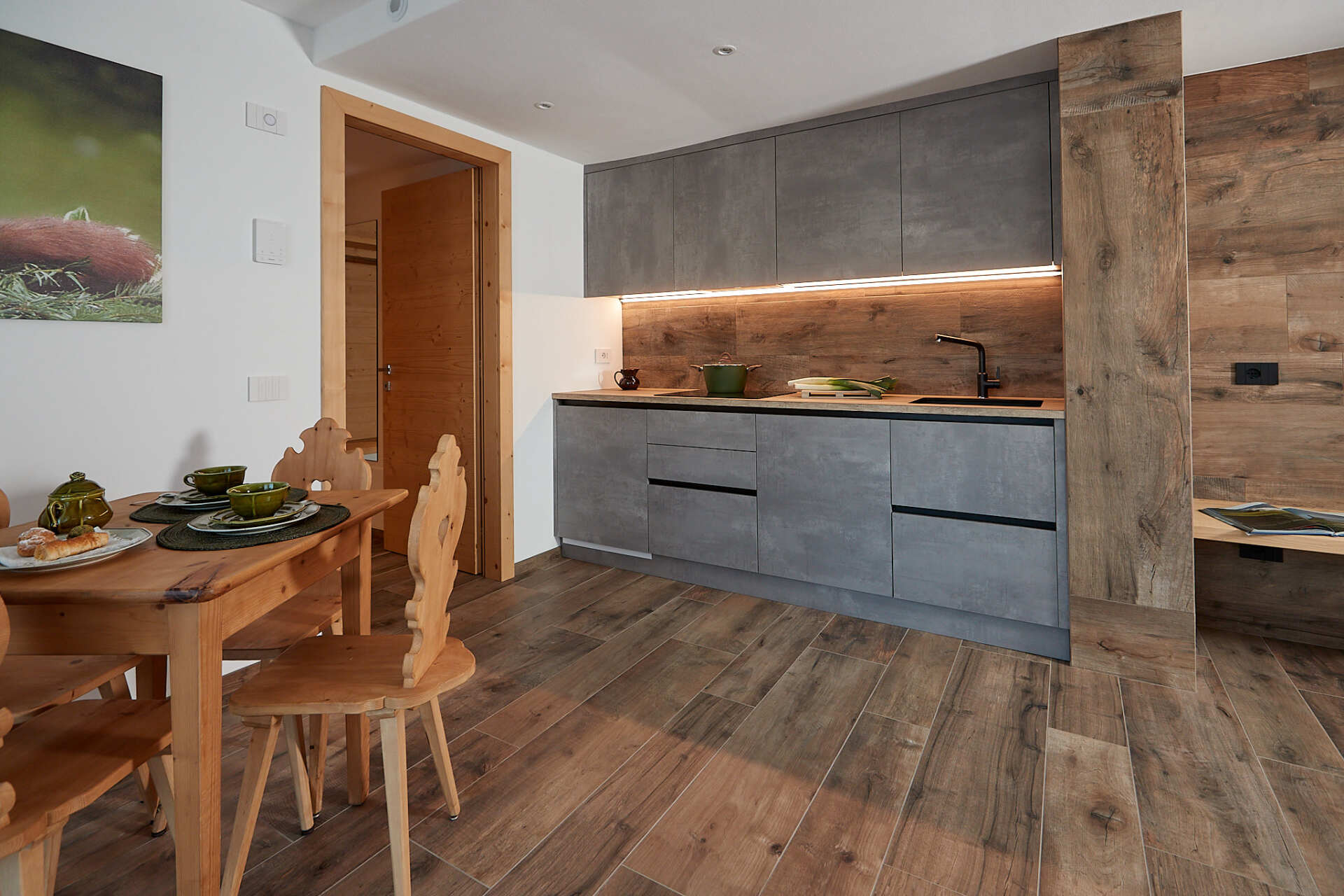Una cucina con un tavolo e delle sedie