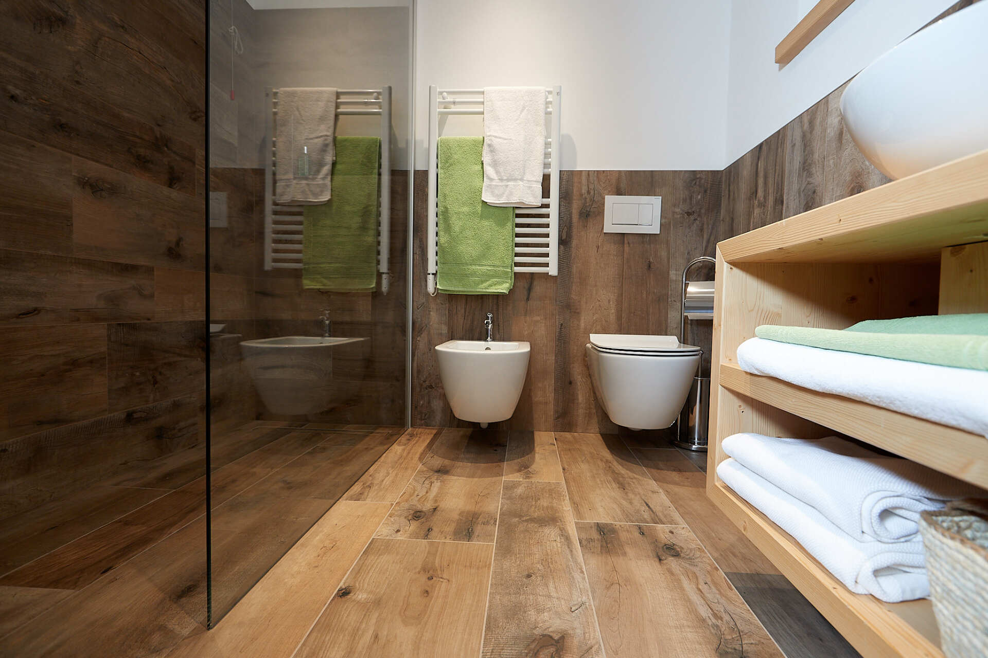Un bagno con wc, bidet e lavandino