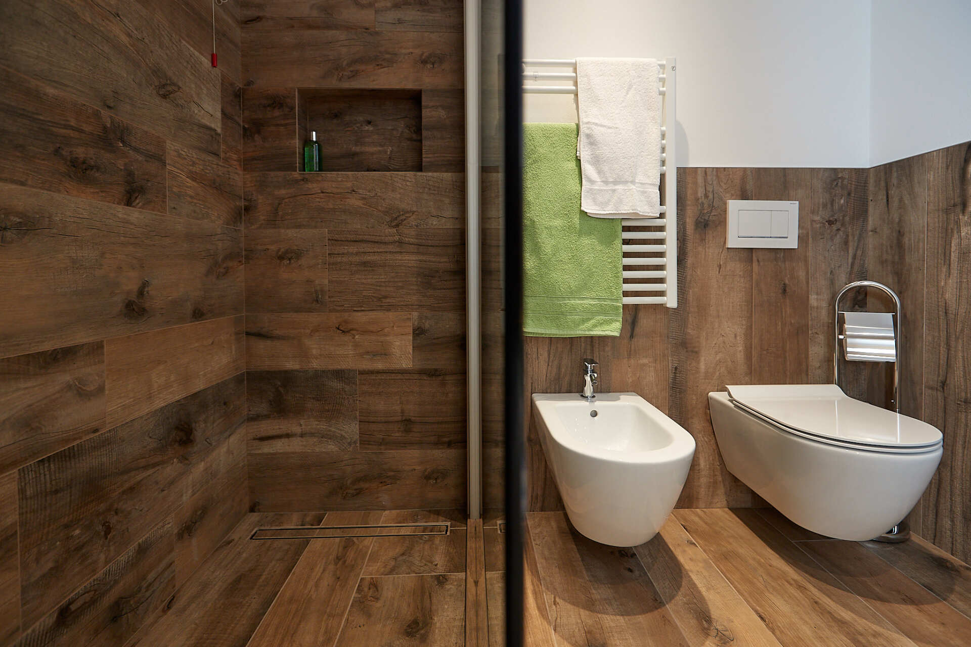 Un bagno con wc, bidet e doccia.