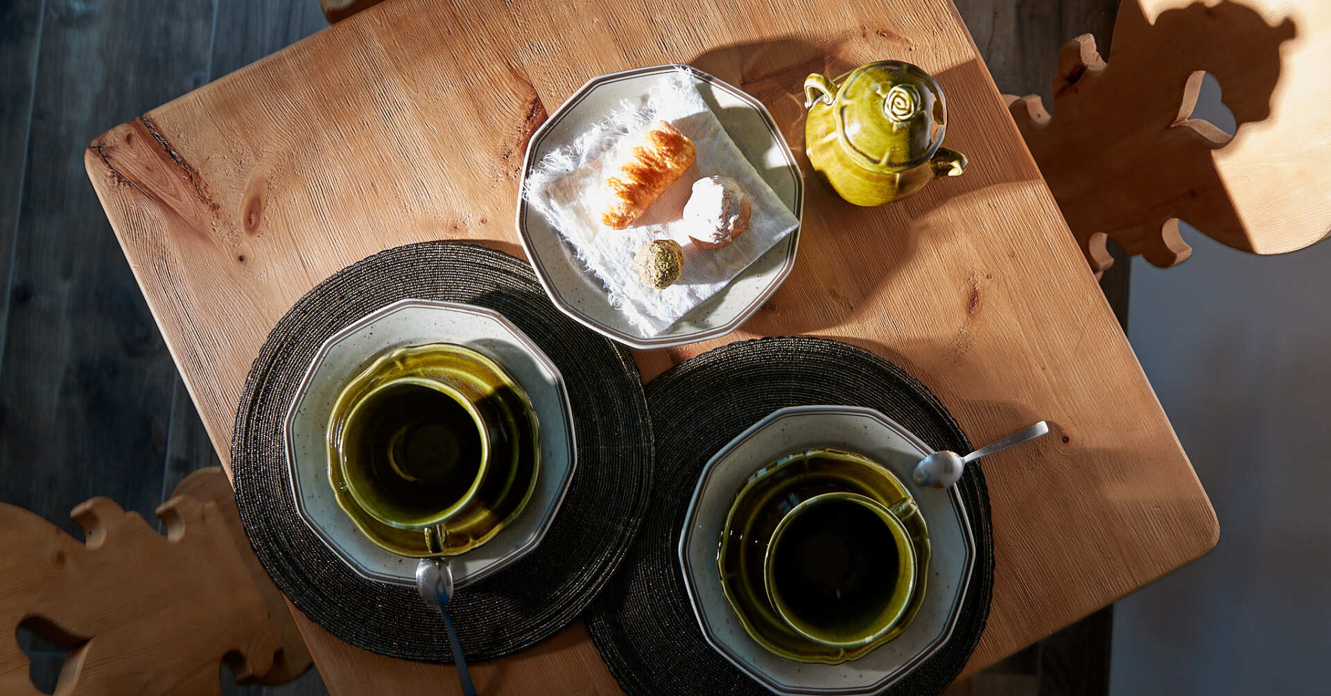 Un tavolo con due tazze di caffè e un piatto di cibo sopra