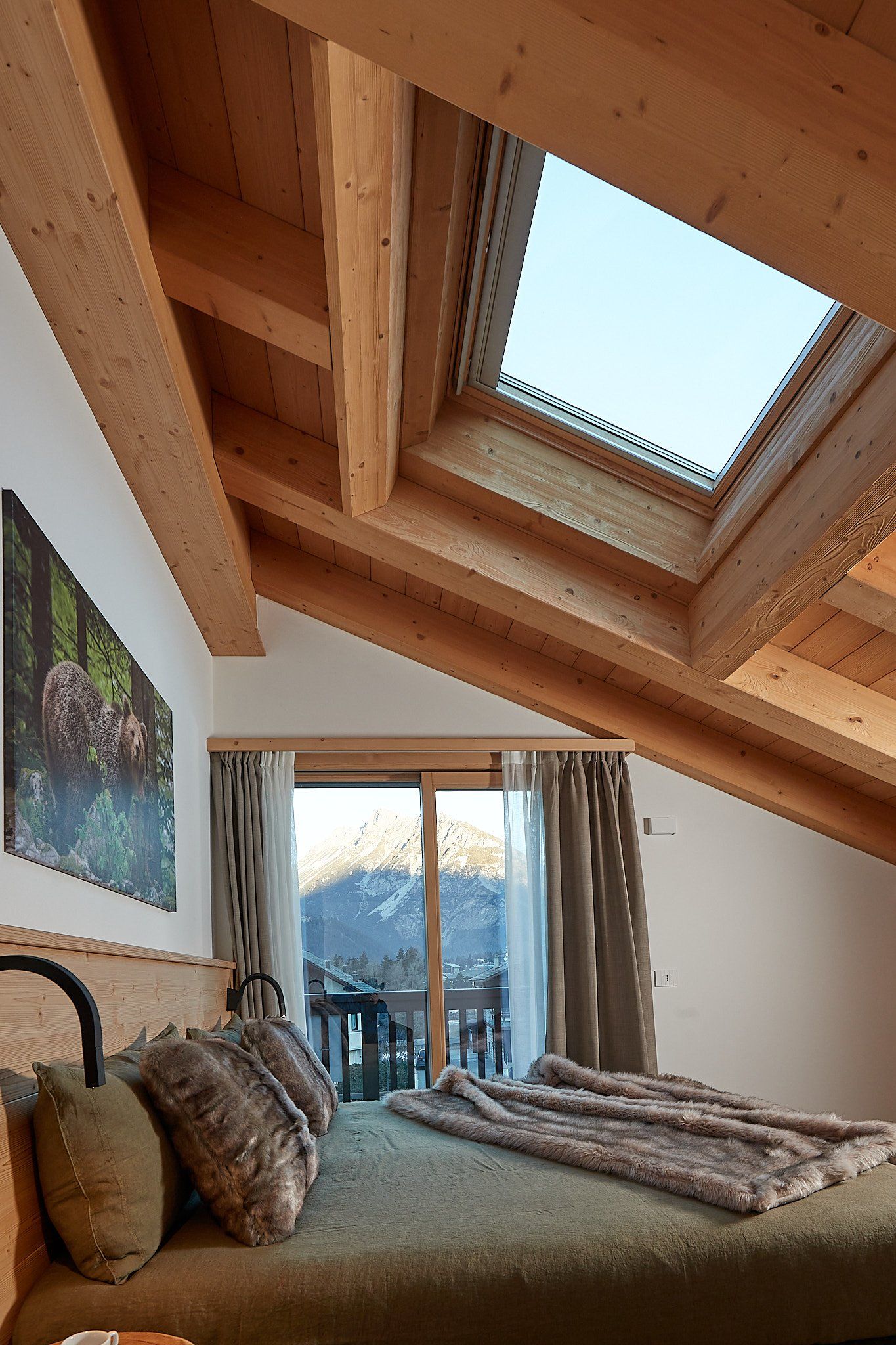 Una camera da letto con un letto e un lucernario nel soffitto.