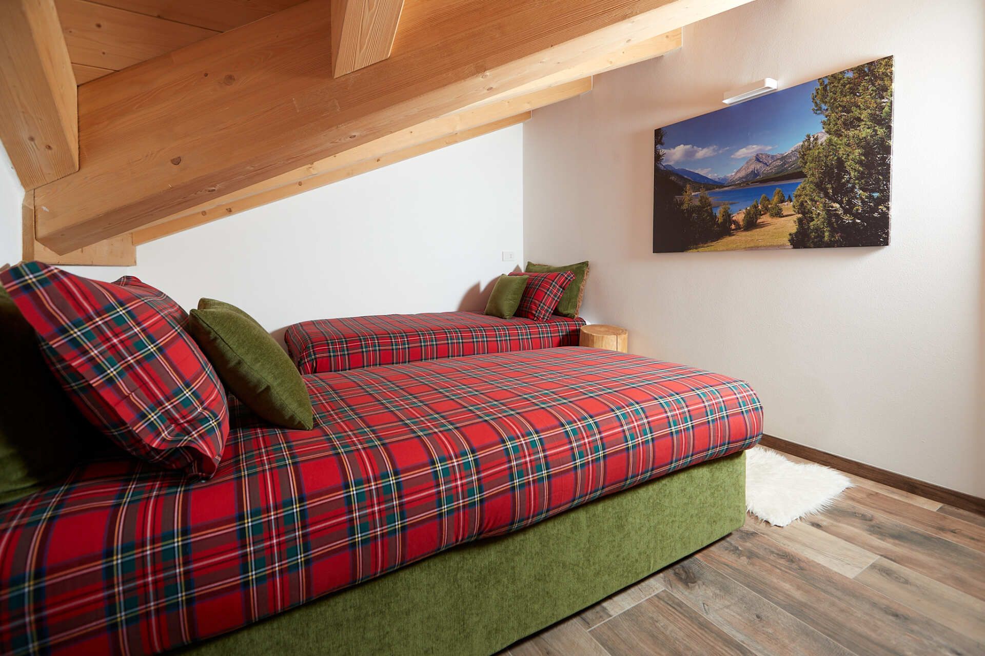 Una camera da letto con due letti e un quadro sul muro.