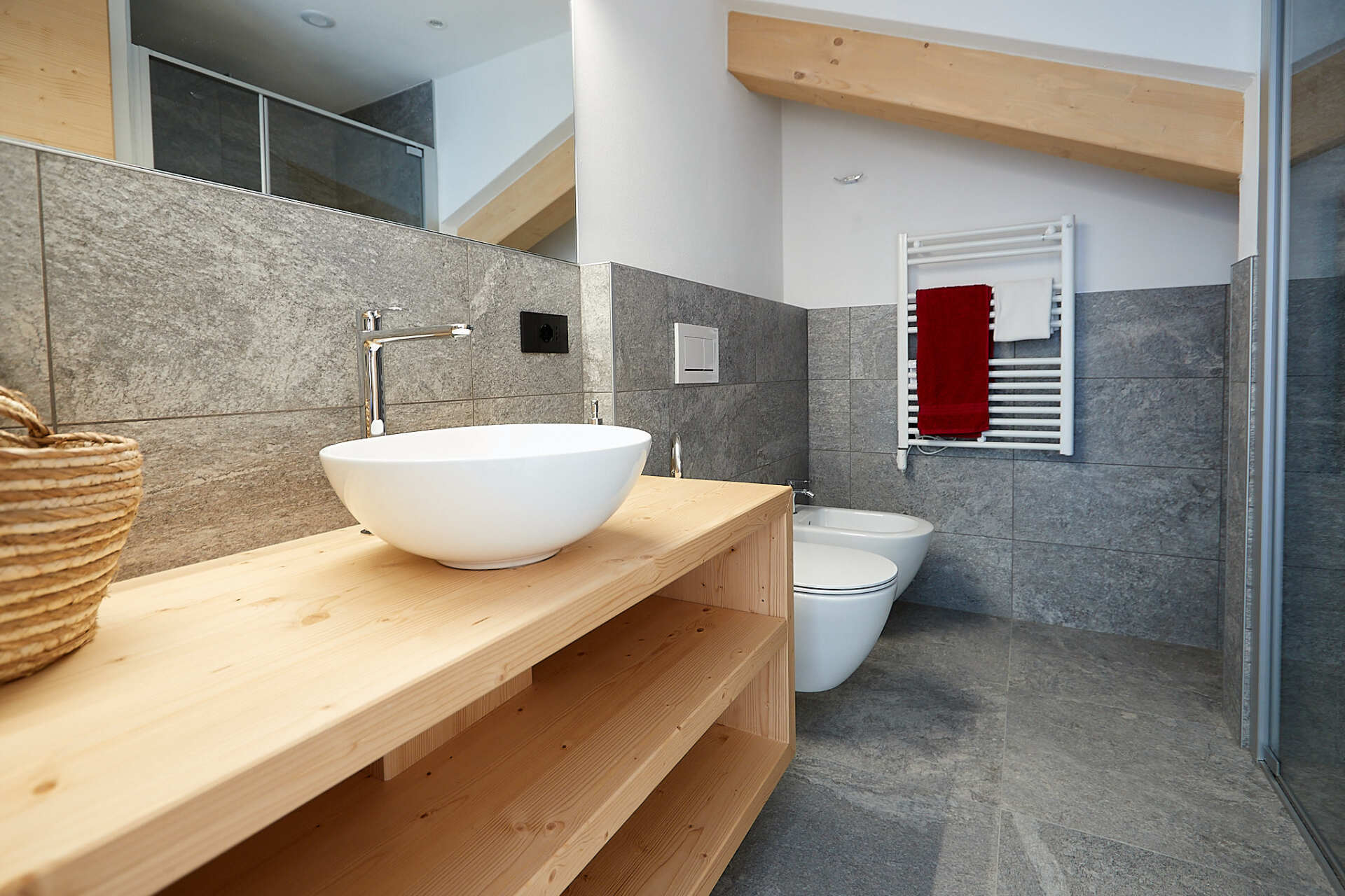 Un bagno con due water e un lavandino su un bancone di legno
