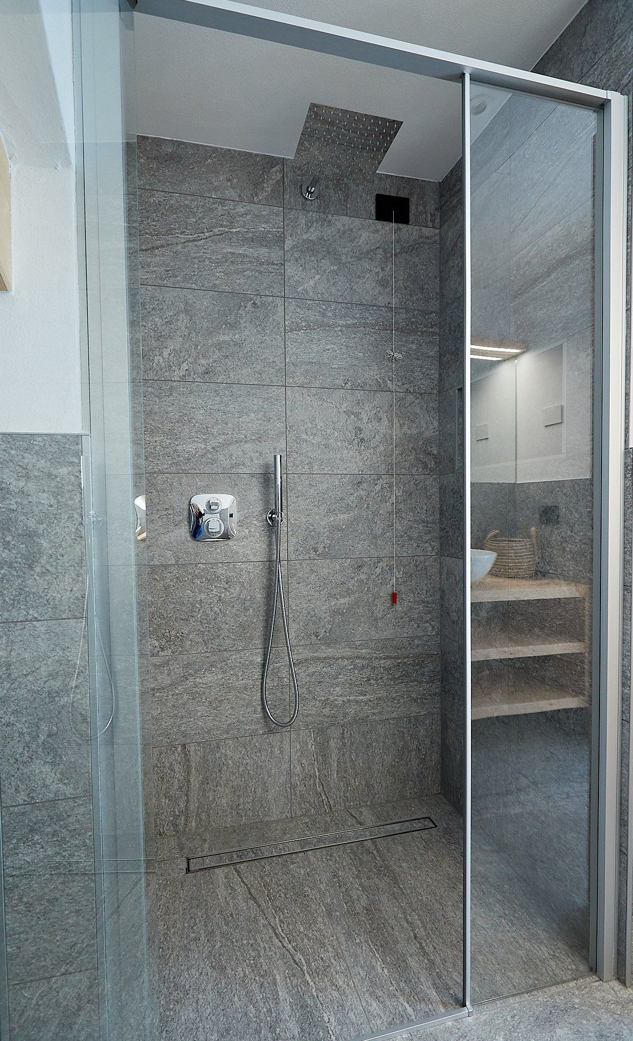 Un bagno con cabina doccia e porta scorrevole in vetro.