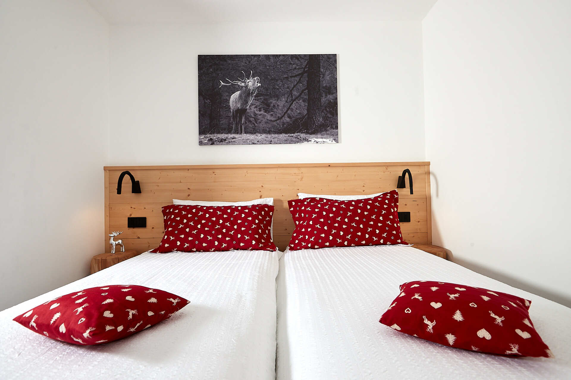 Una camera da letto con due letti e un quadro sulla parete sopra di loro