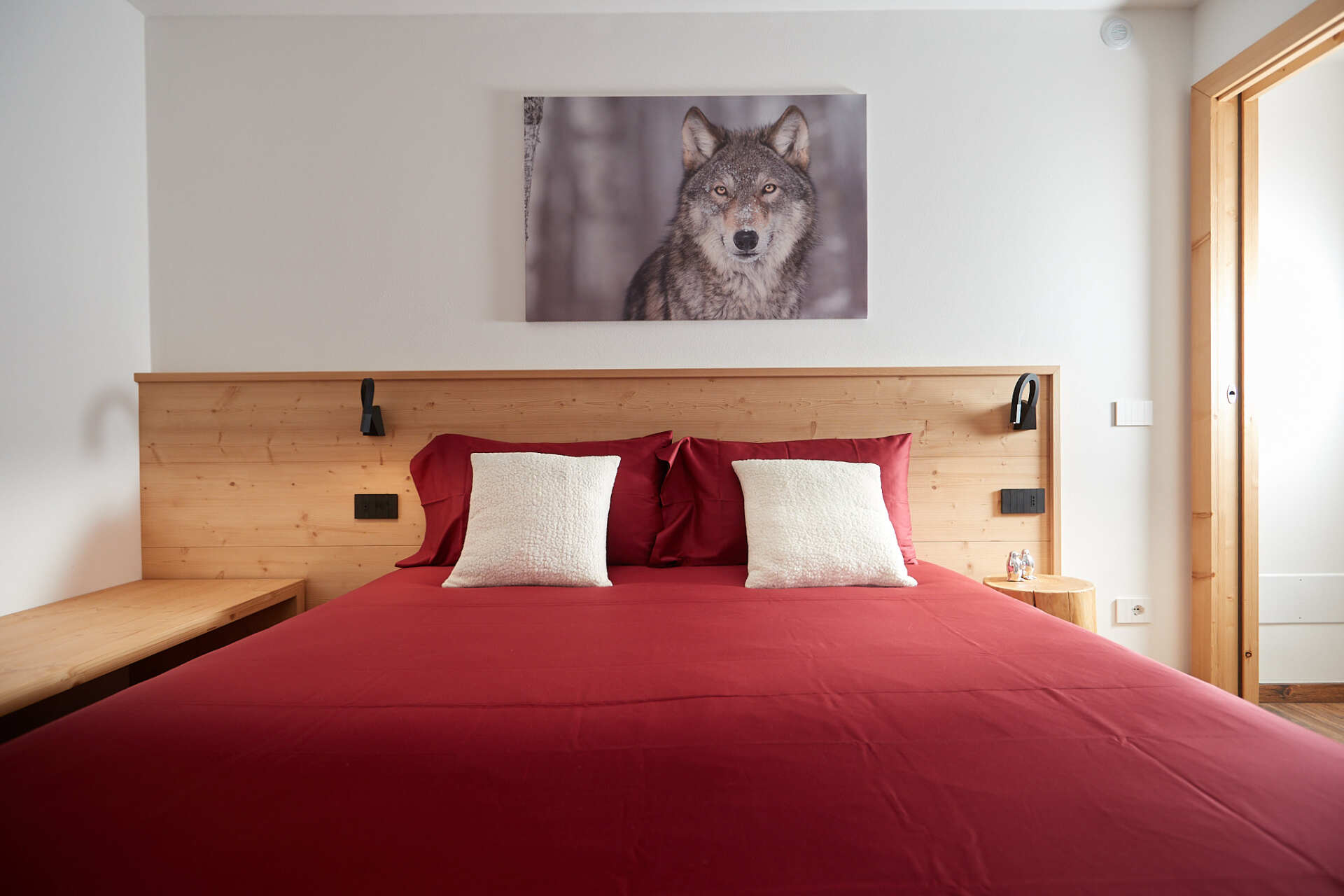 C'è un quadro di un lupo sul muro sopra il letto.