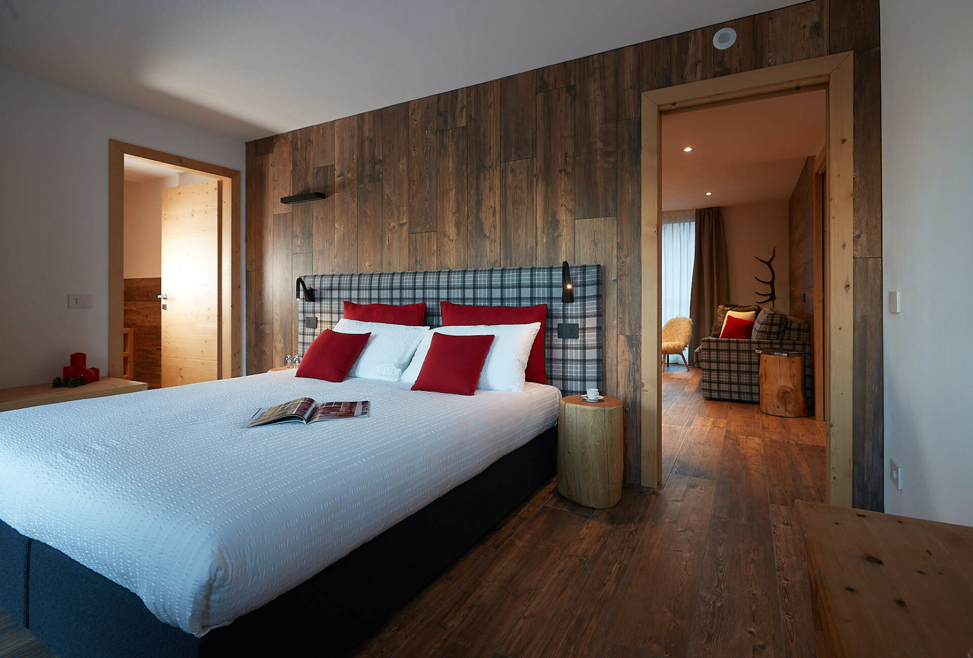 Una camera da letto con un letto grande e una parete di legno.
