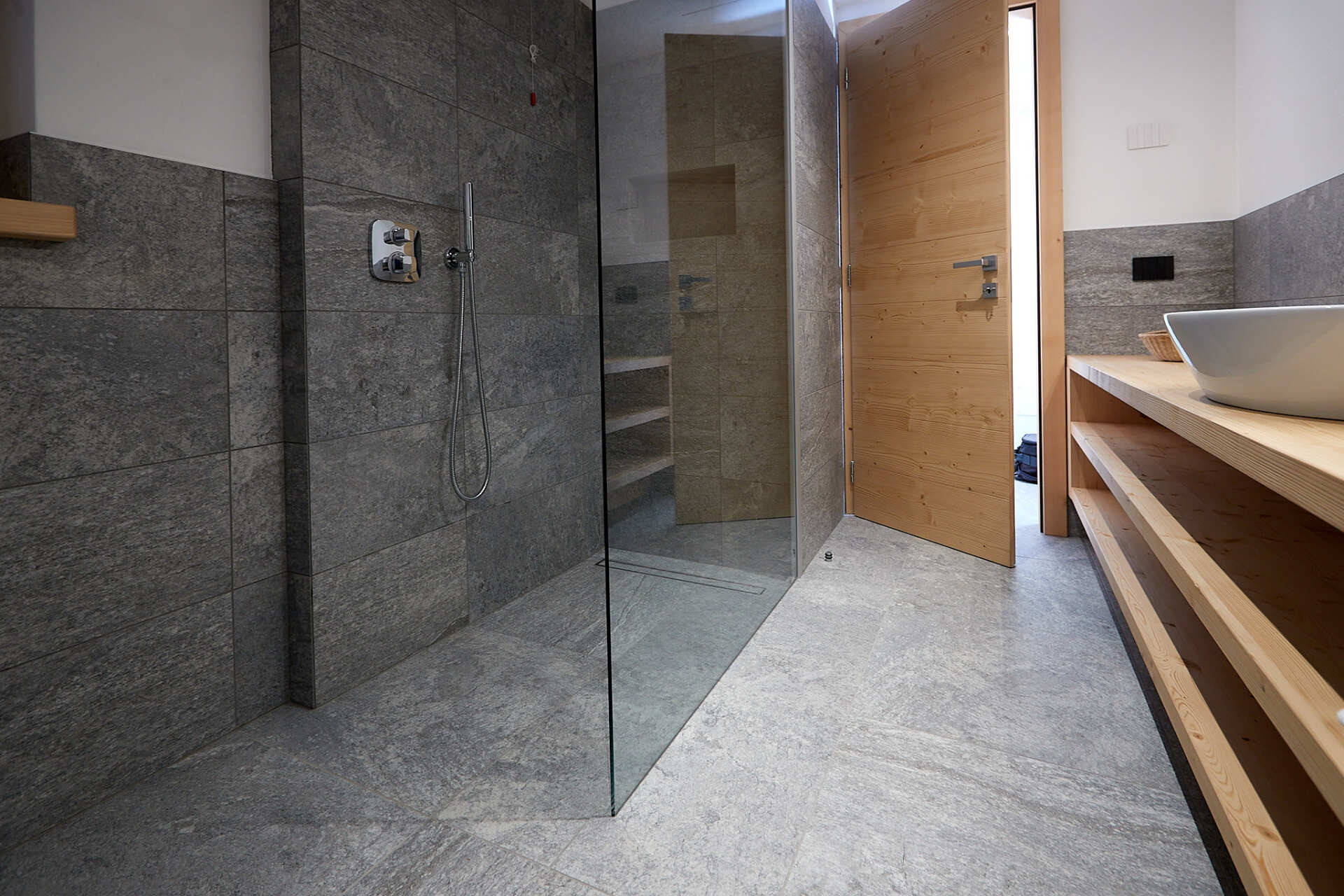 Un bagno con cabina doccia e lavandino
