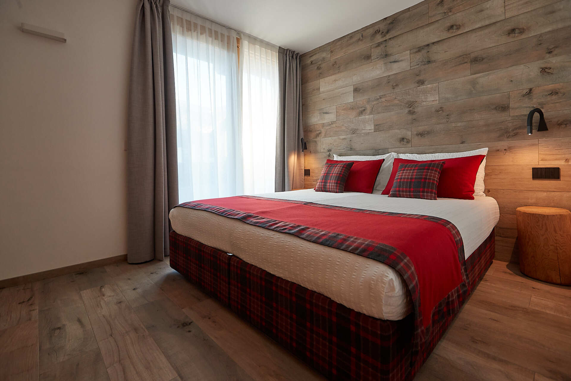 Una stanza d'albergo con un letto grande e una parete di legno.