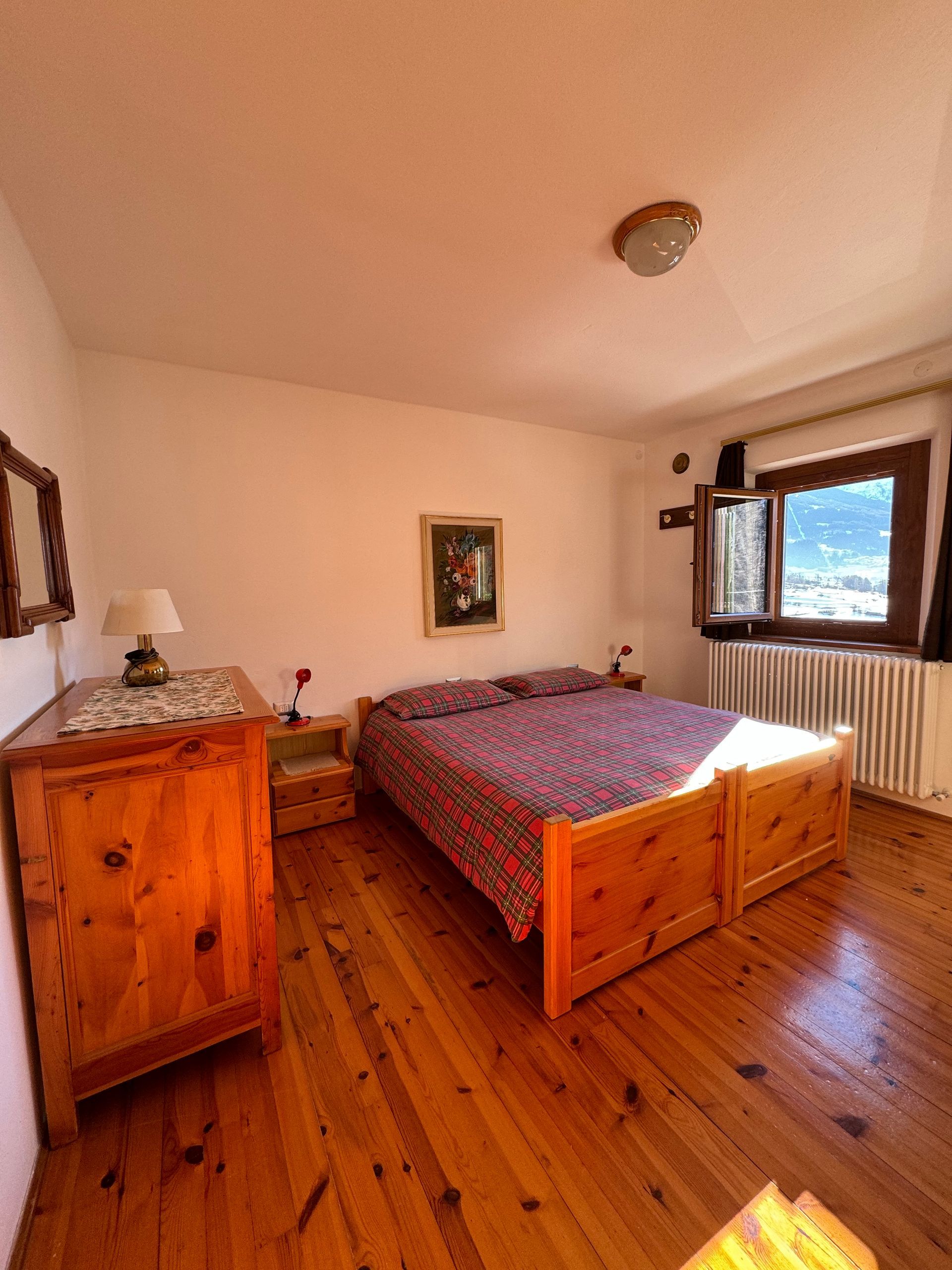 Una camera da letto con pavimento in legno e letto