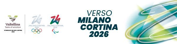 Striscione per le Olimpiadi invernali Milano Cortina 2026, con loghi e forme astratte verdi e blu.