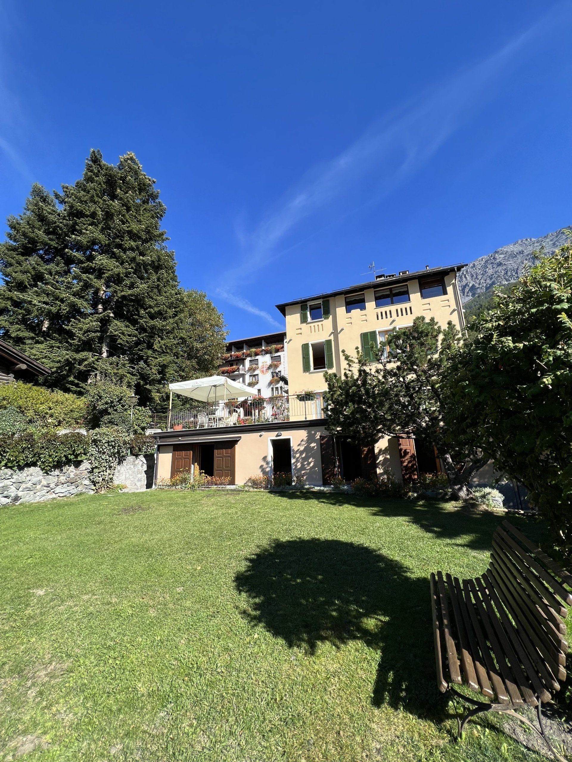 Una grande casa con un grande prato davanti