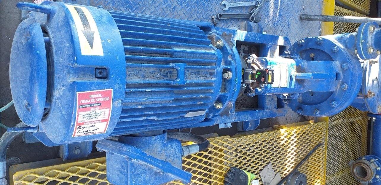 Motor con la tarjeta de bloqueo Fuera de servicio y los sensores del alineador láser sobre el acople, en locación