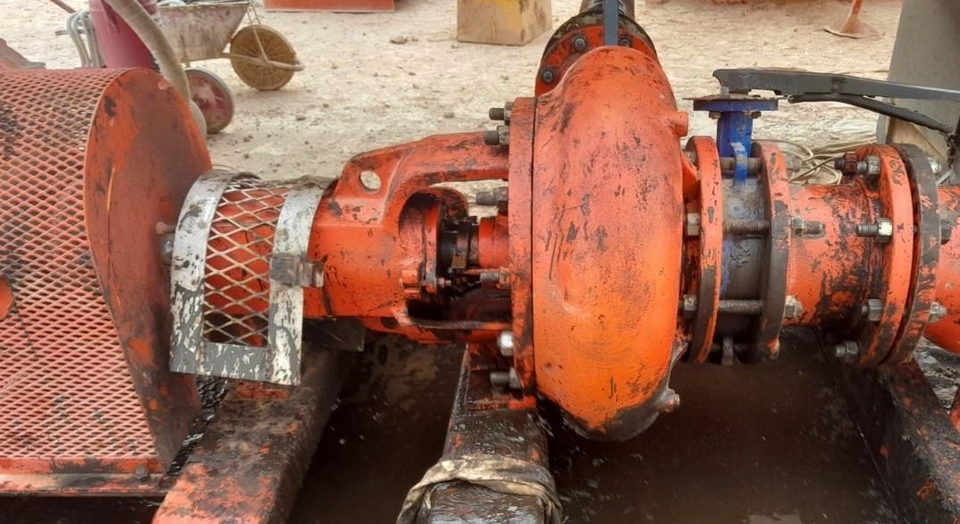 Bomba centrífuga en planta de lodo