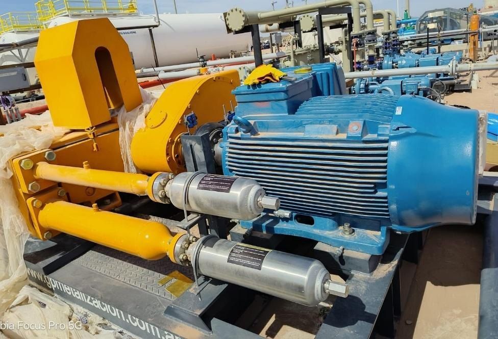 Motor eléctrico y bomba quintuplex sobre patín
