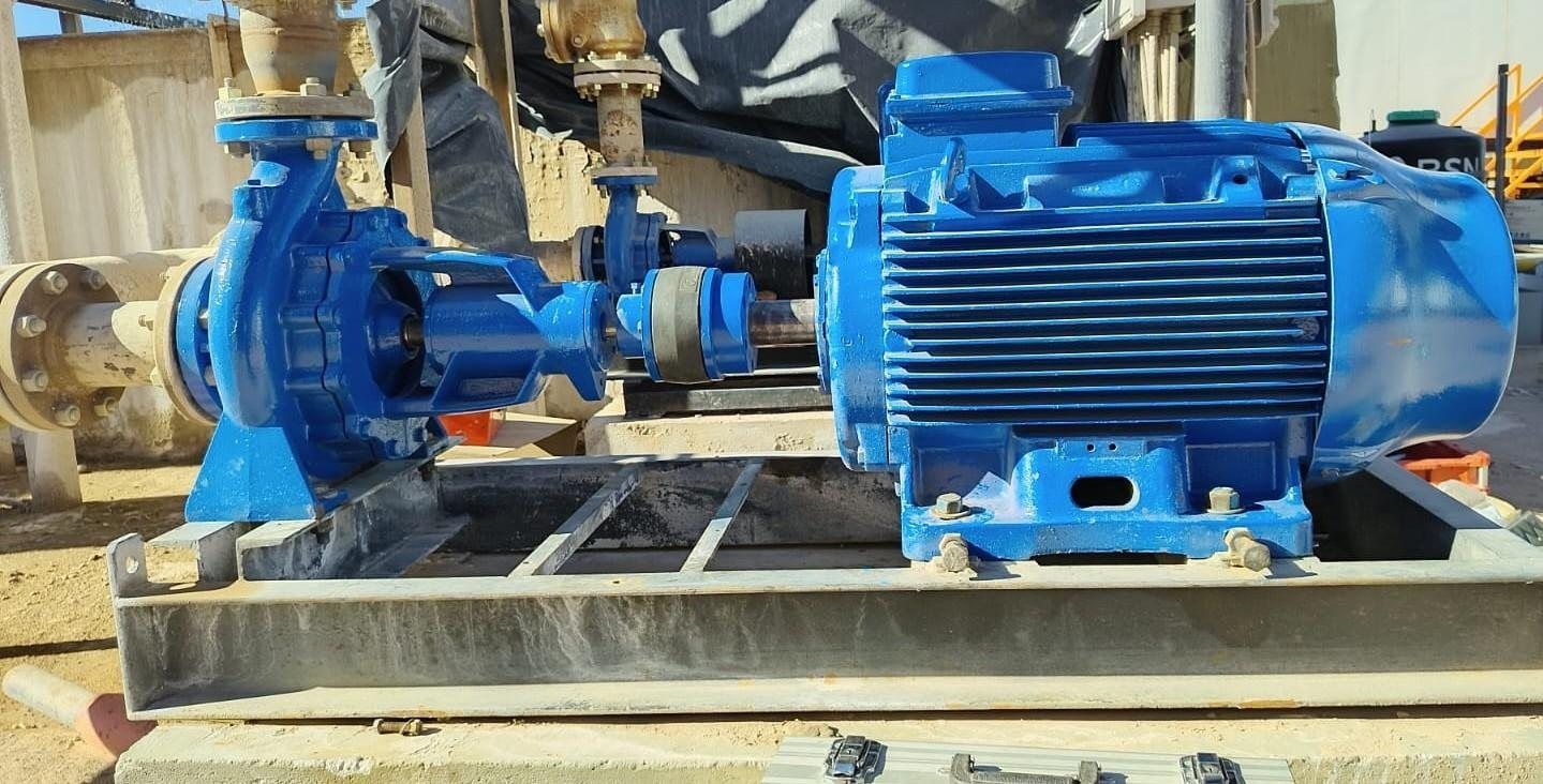 Bomba centrífuga y motor eléctrico sobre su base en una planta