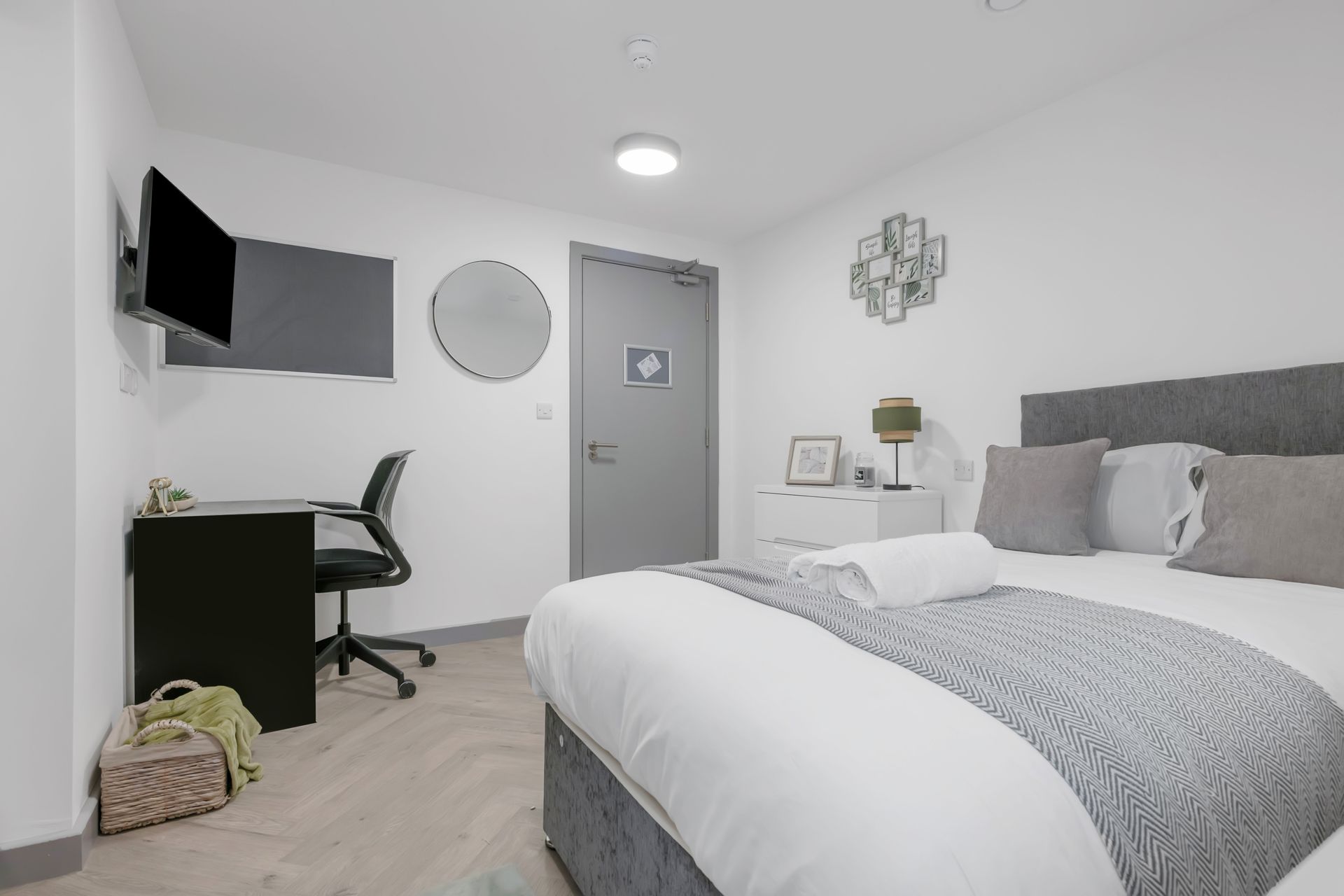Stanley House Student Living  deluxe studio