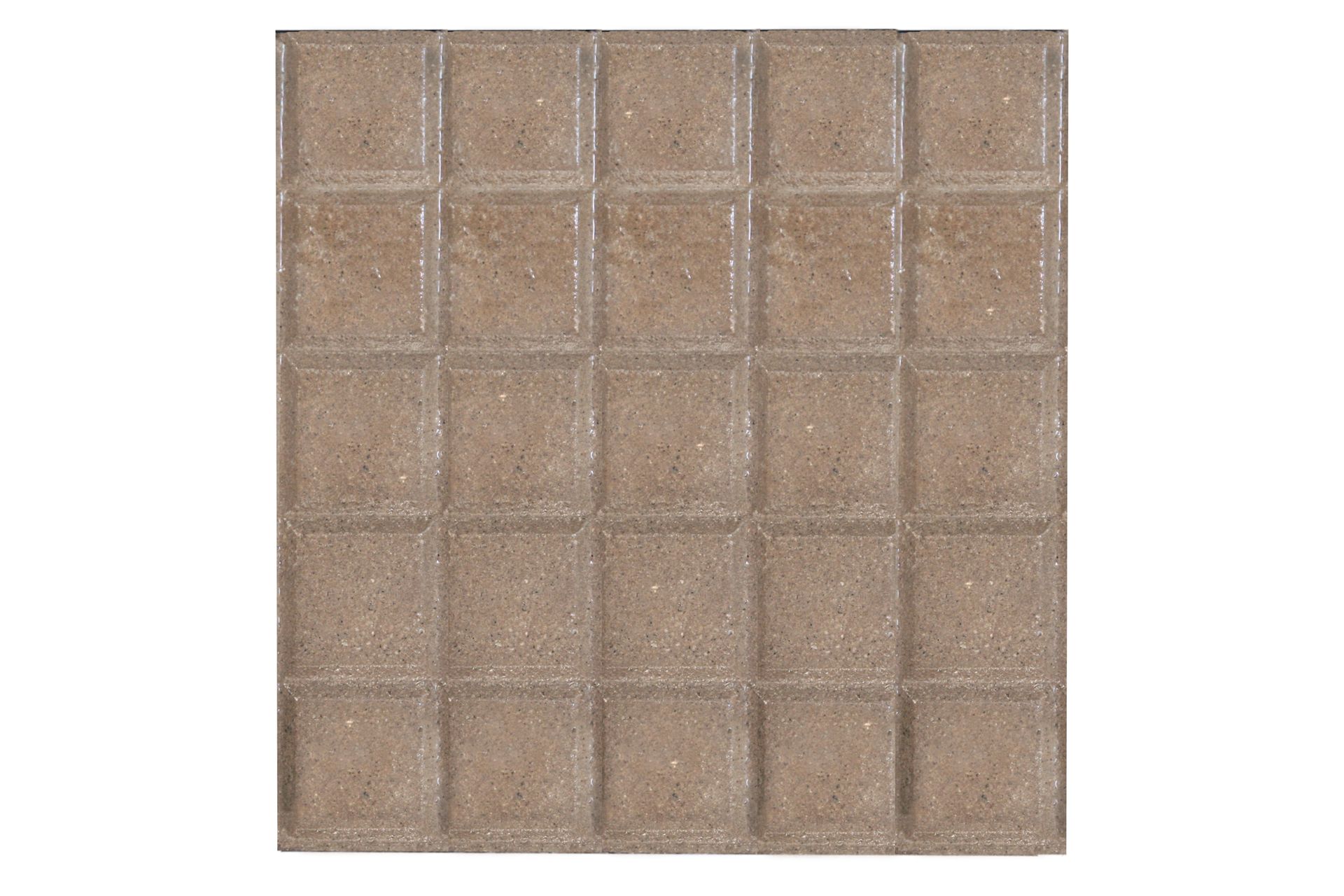Foglio di piastrelle quadrate con 25 piccole piastrelle quadrate beige testurizzate, disposte su uno sfondo bianco.