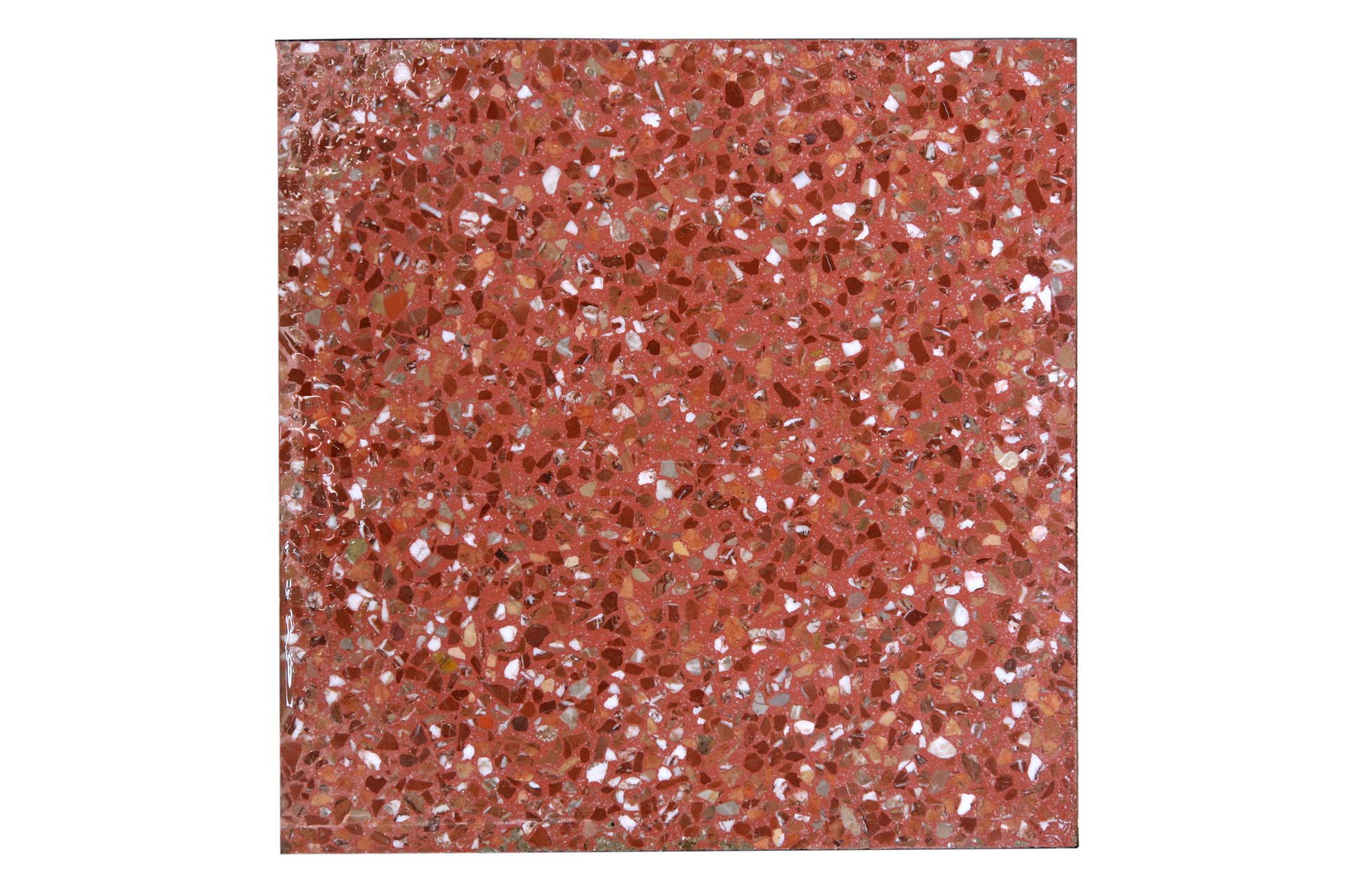Piastrelle quadrate in terrazzo rosso con macchie bianche e grigie.