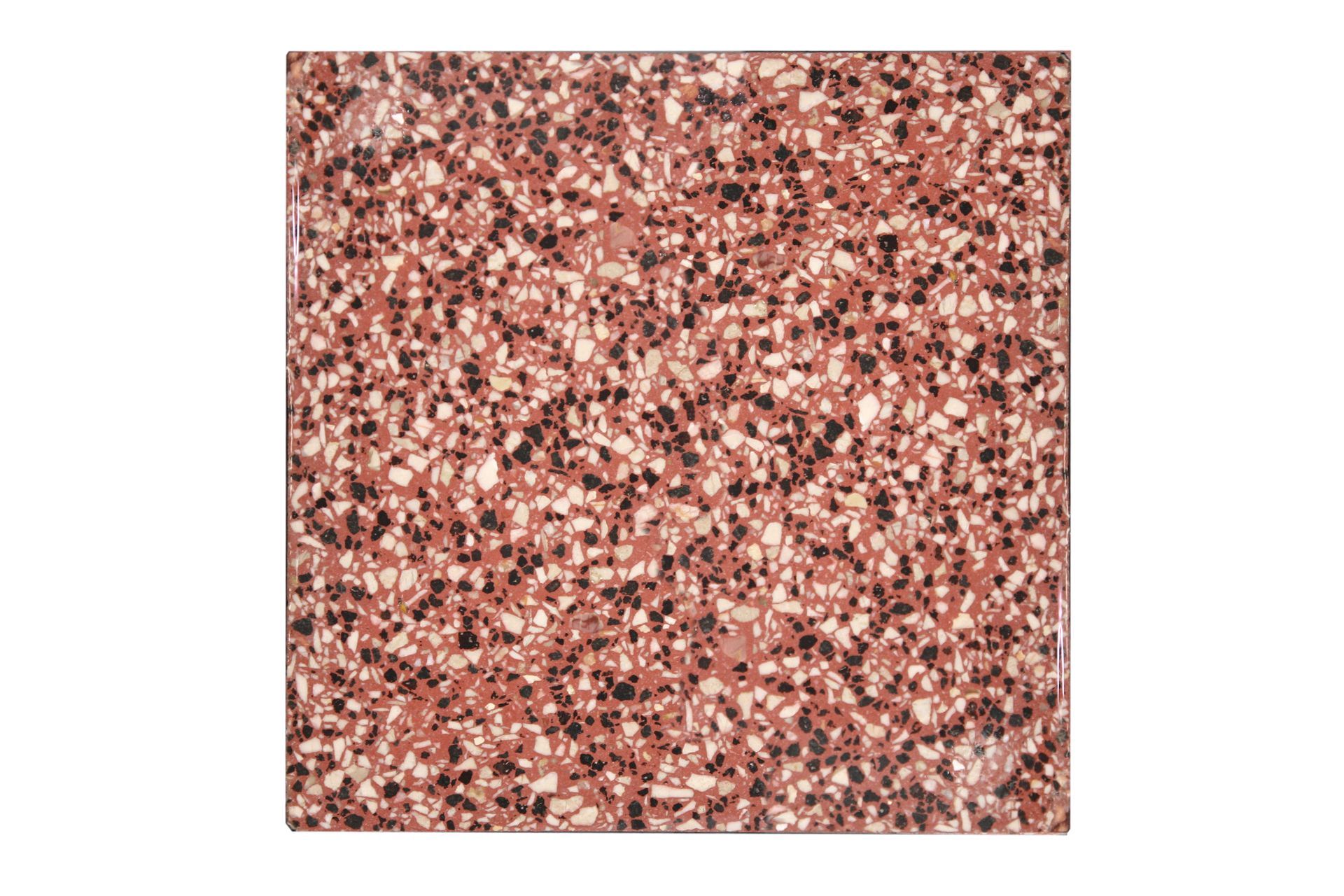 Piastrelle quadrate in granito maculato rosso e nero.