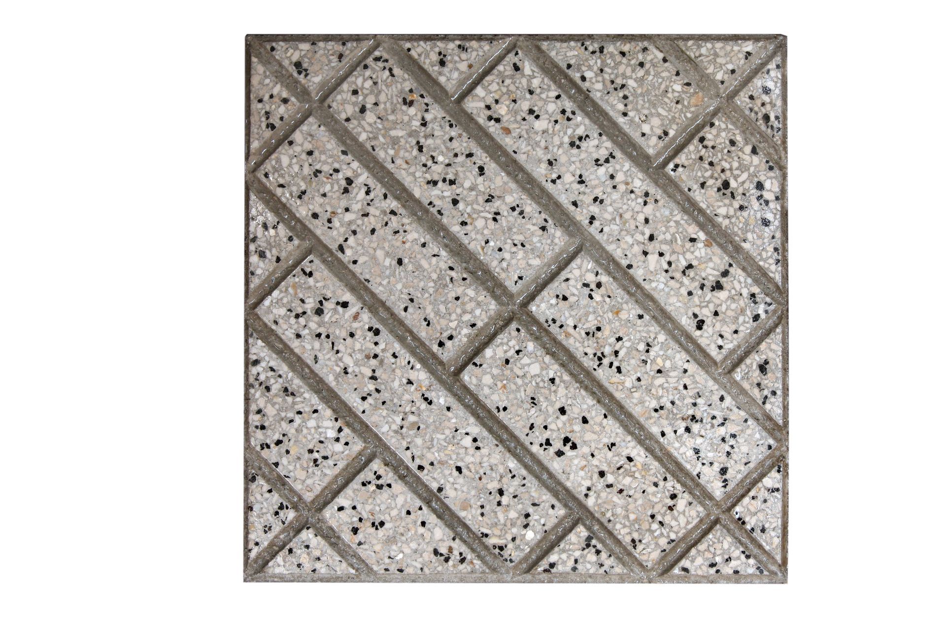 Pavimentazione in pietra quadrata con superficie grigia strutturata e motivo geometrico di linee grigie angolate.