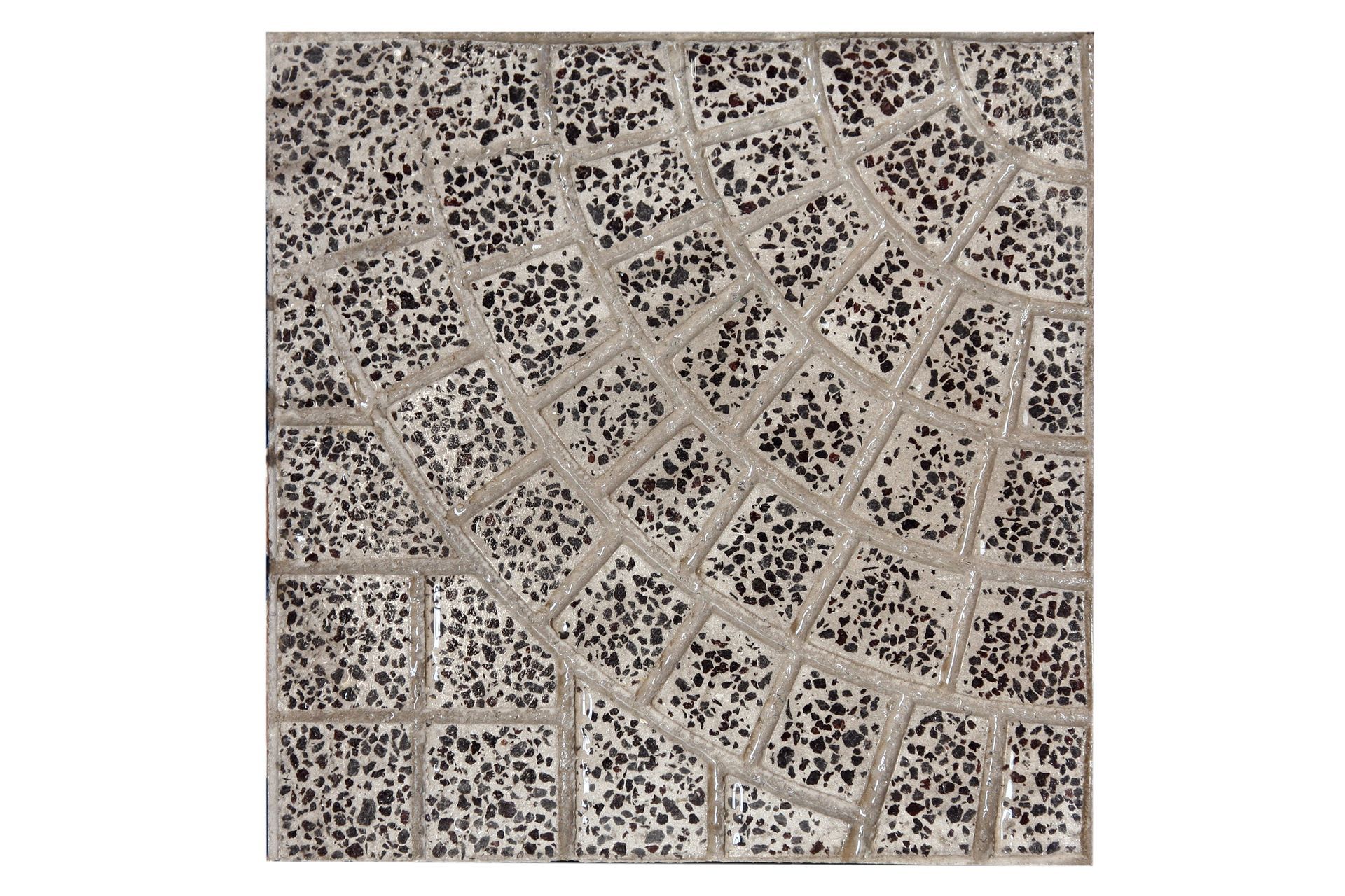Piastrella a mosaico quadrata con motivi irregolari grigi e neri.