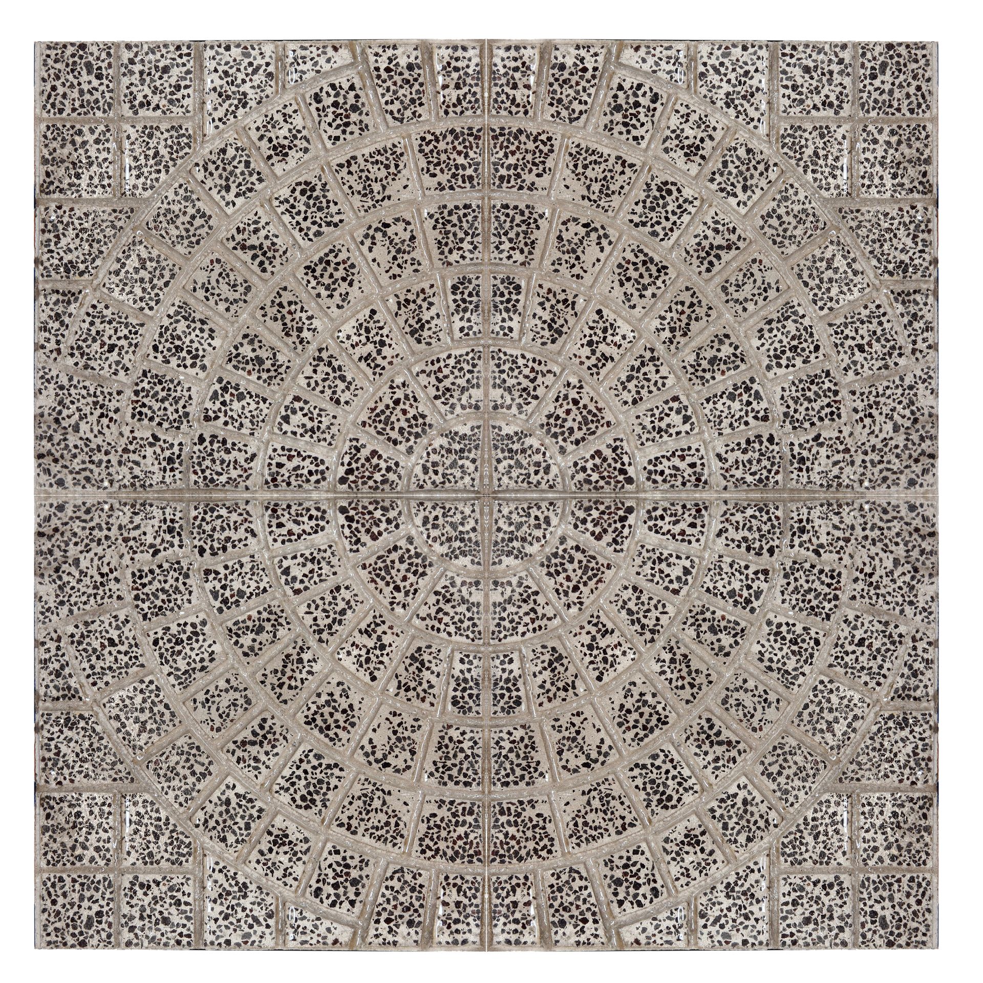 Design di pavimentazione in pietra con un motivo radiale di blocchi intricati dai toni scuri, che creano un disegno circolare.