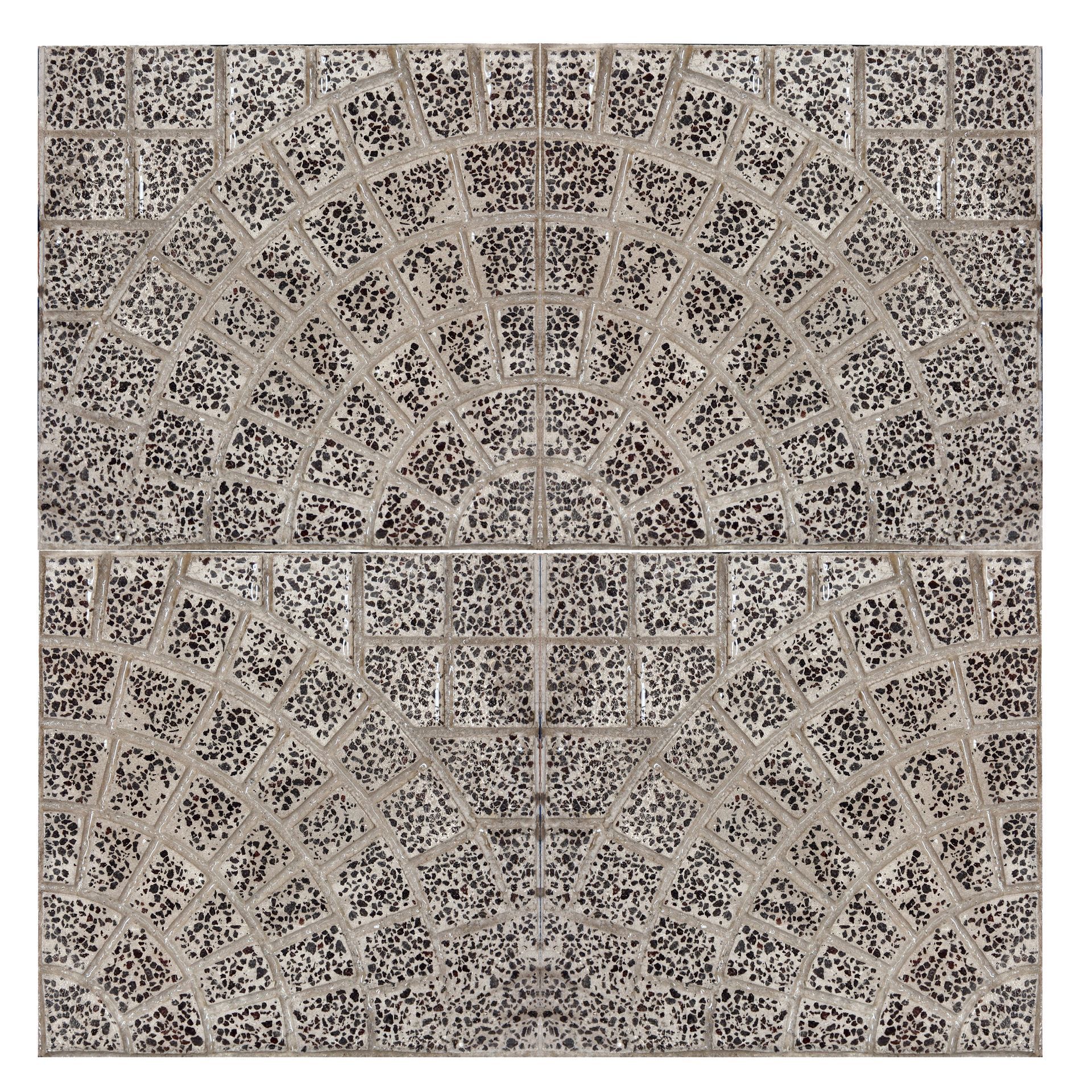 Pavimentazione in pietre decorate che formano un disegno circolare, di colore grigio con macchie scure.