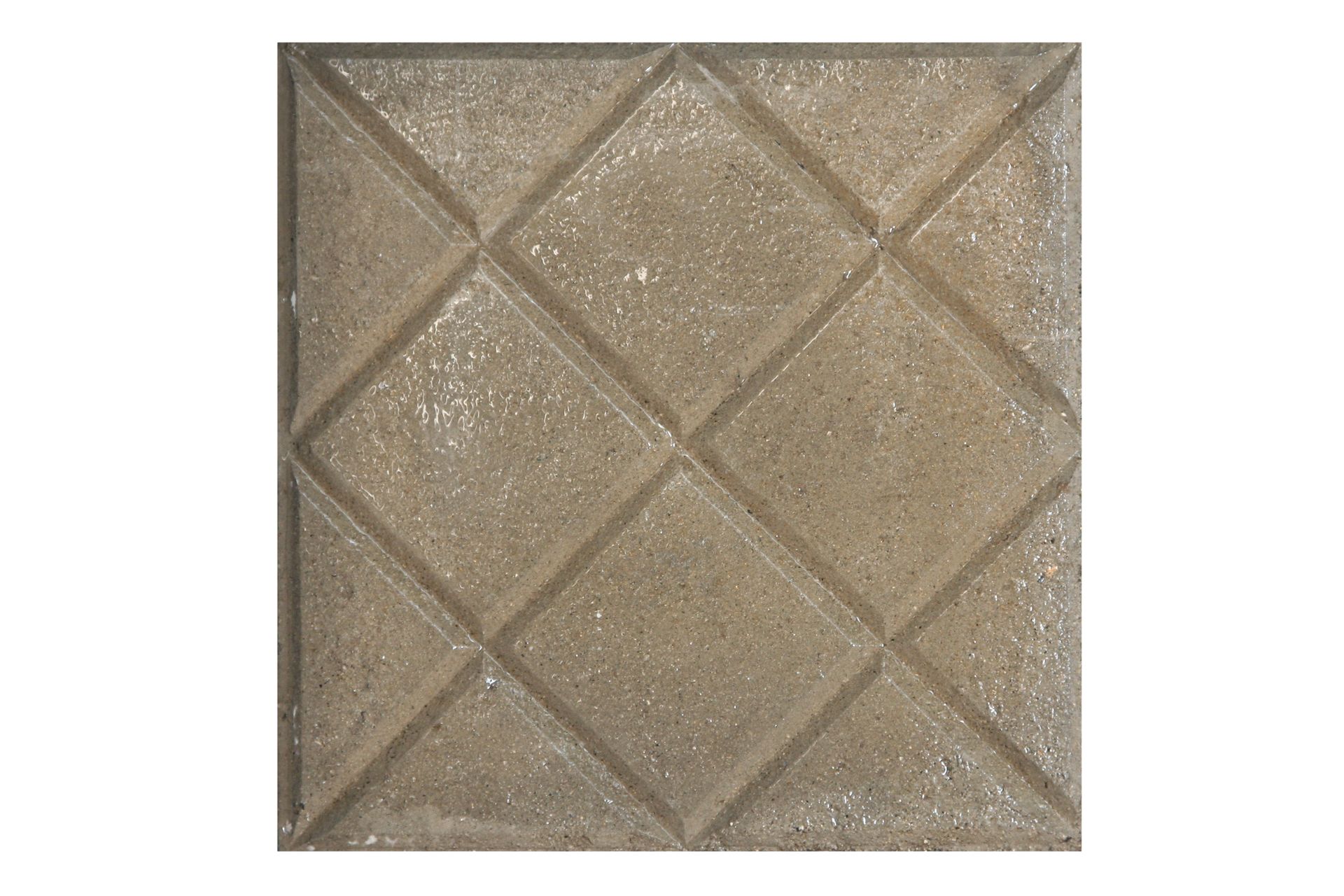 Pavimentazione quadrata in cemento color marrone con un motivo a griglia di diamanti inciso sulla superficie.