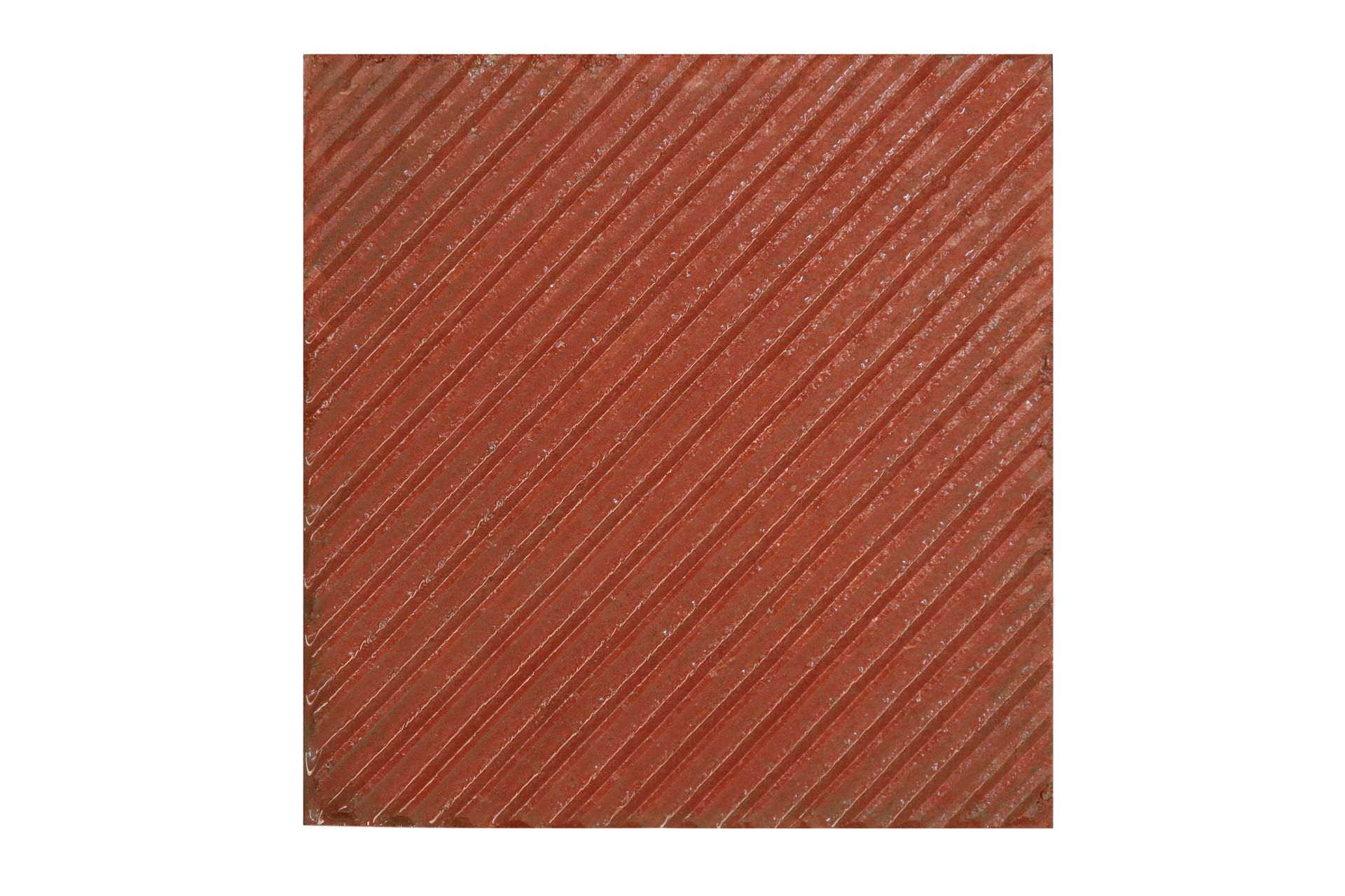 Piastrella quadrata color rosso mattone con una trama a coste diagonali, vista dall'alto su uno sfondo bianco.