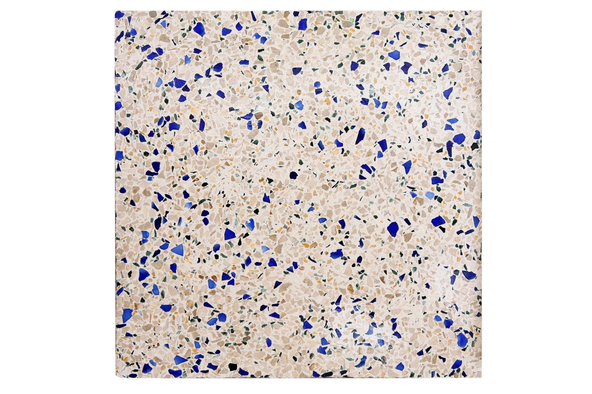 Piastrella quadrata con sfondo color crema e aggregato punteggiato di blu e marrone chiaro.