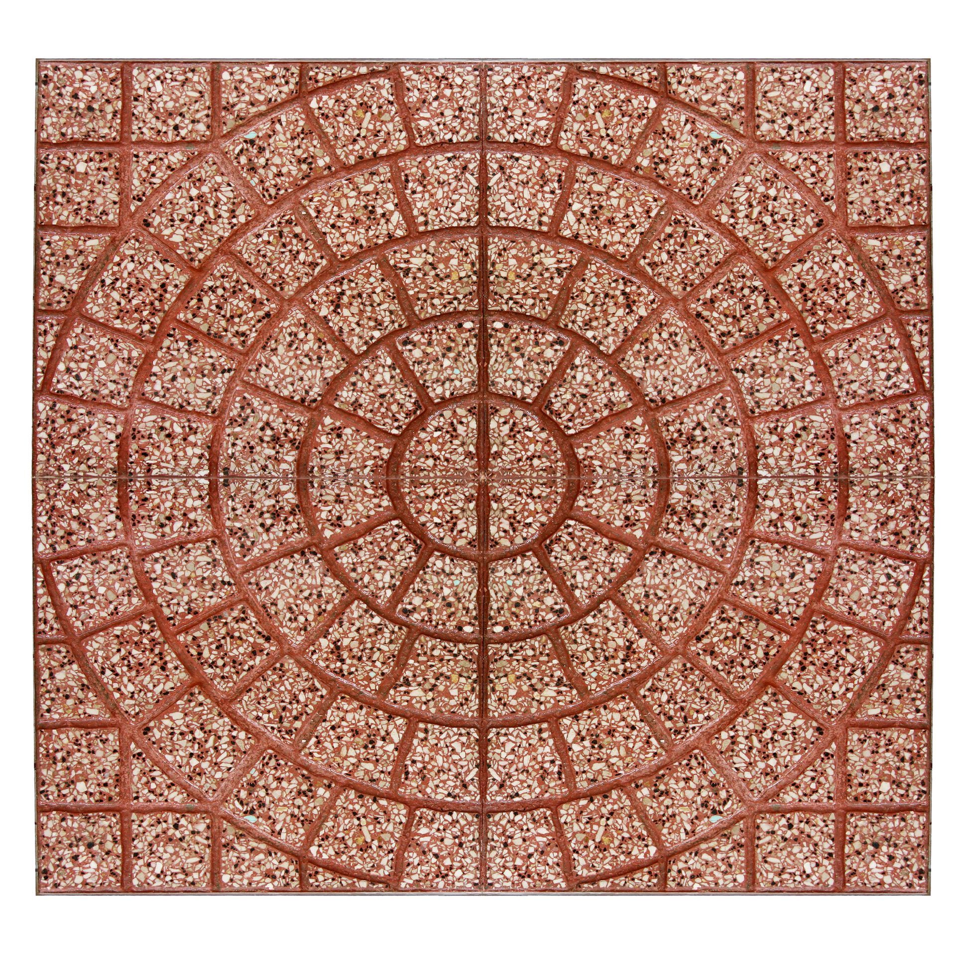 Pavimentazione in pietra quadrata di colore rosso-marrone con motivo a cerchi concentrici di pietre arrotondate.