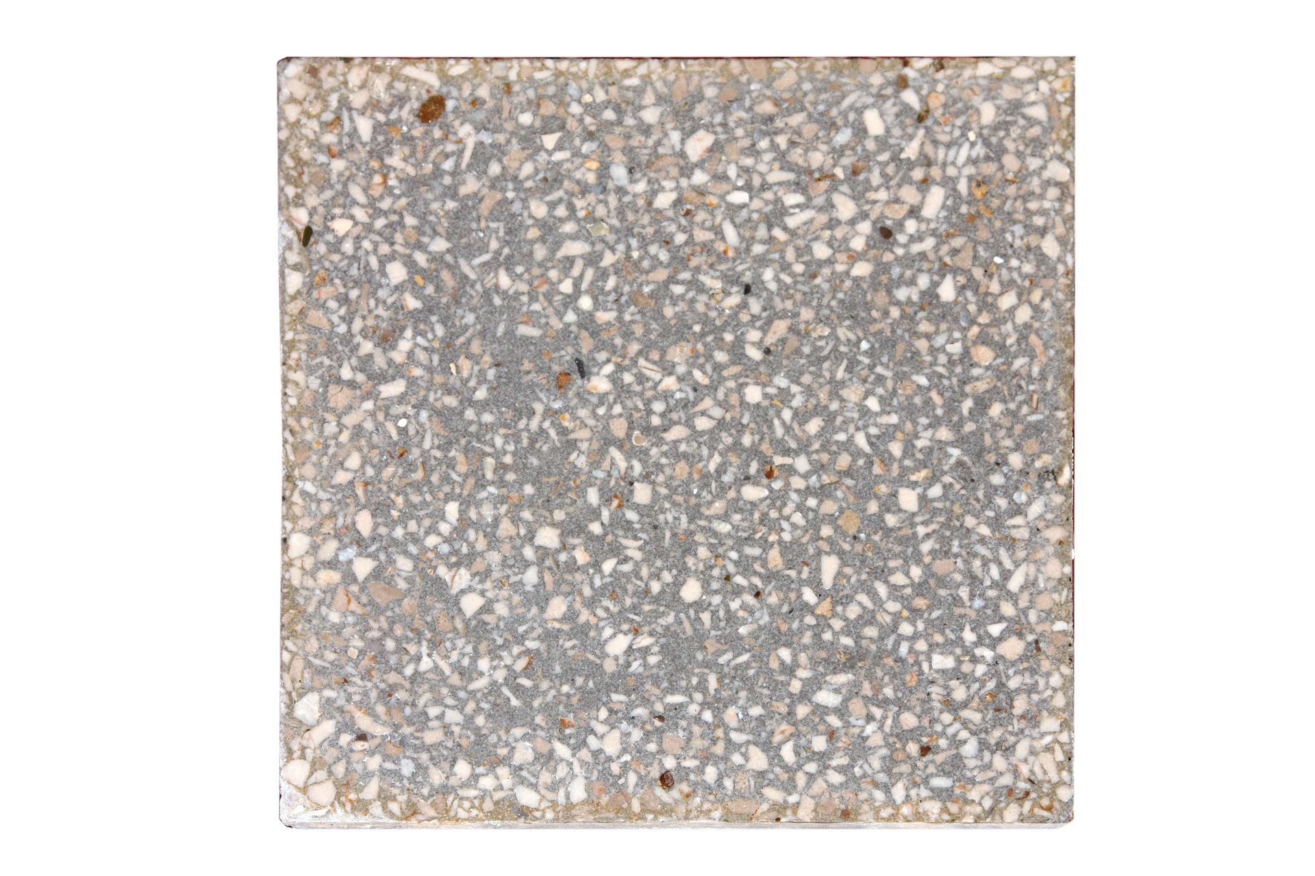 Piastrella quadrata in cemento grigio con piccoli aggregati chiari incorporati.