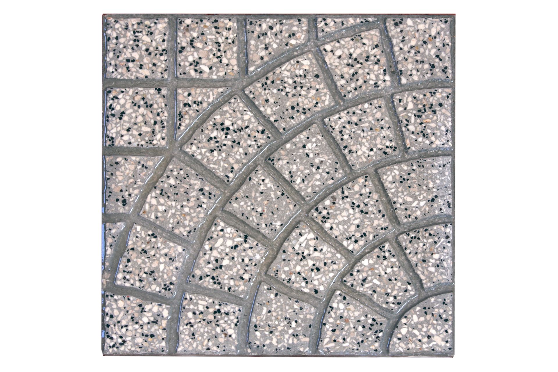 Piastrelle quadrate con una texture grigia simile a quella dei ciottoli, divise da linee grigie in segmenti curvi che si irradiano da un angolo.