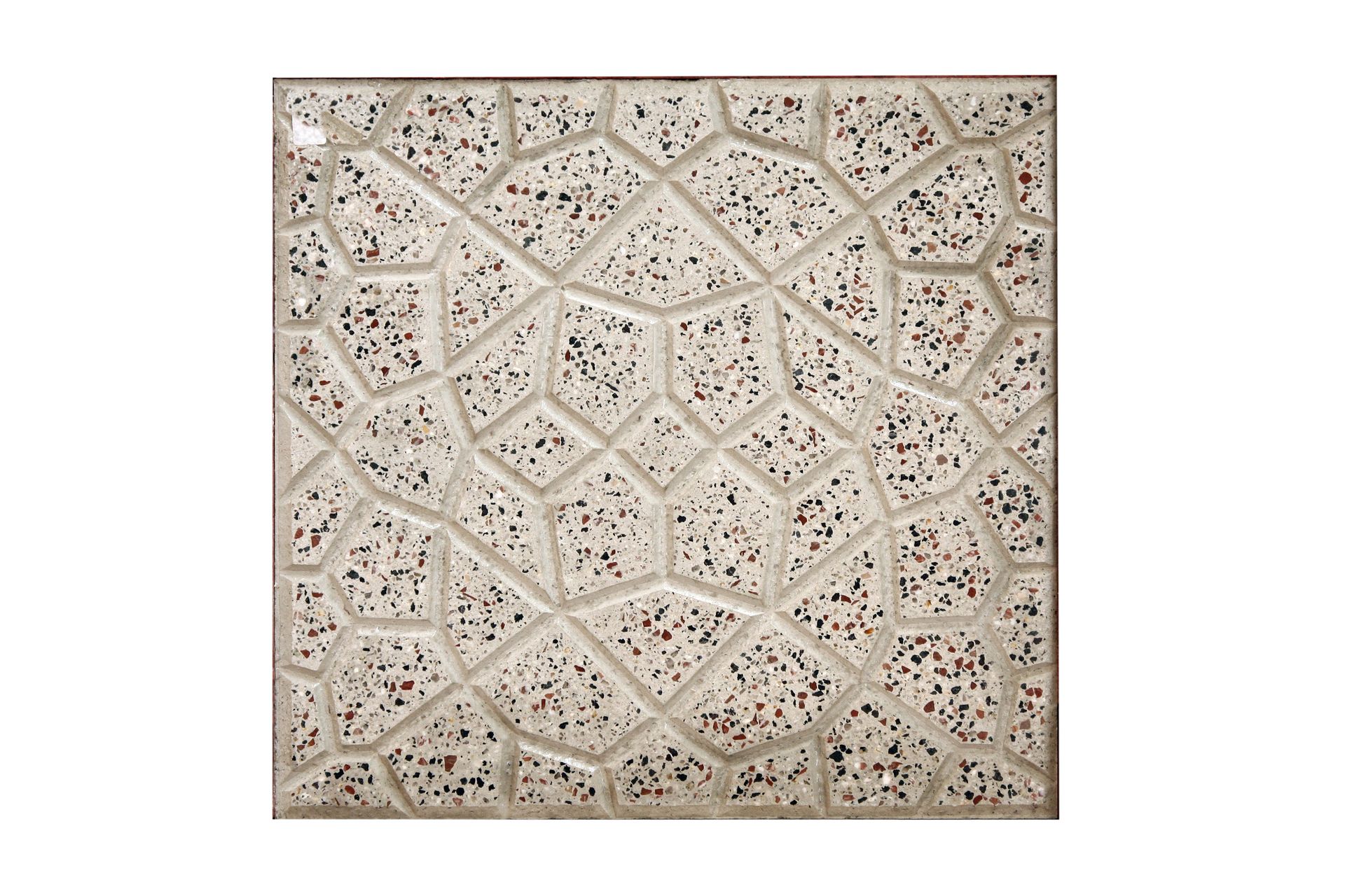 Piastrella quadrata beige con motivo a mosaico. Il motivo presenta forme irregolari, punteggiate da piccole macchie nere e beige.