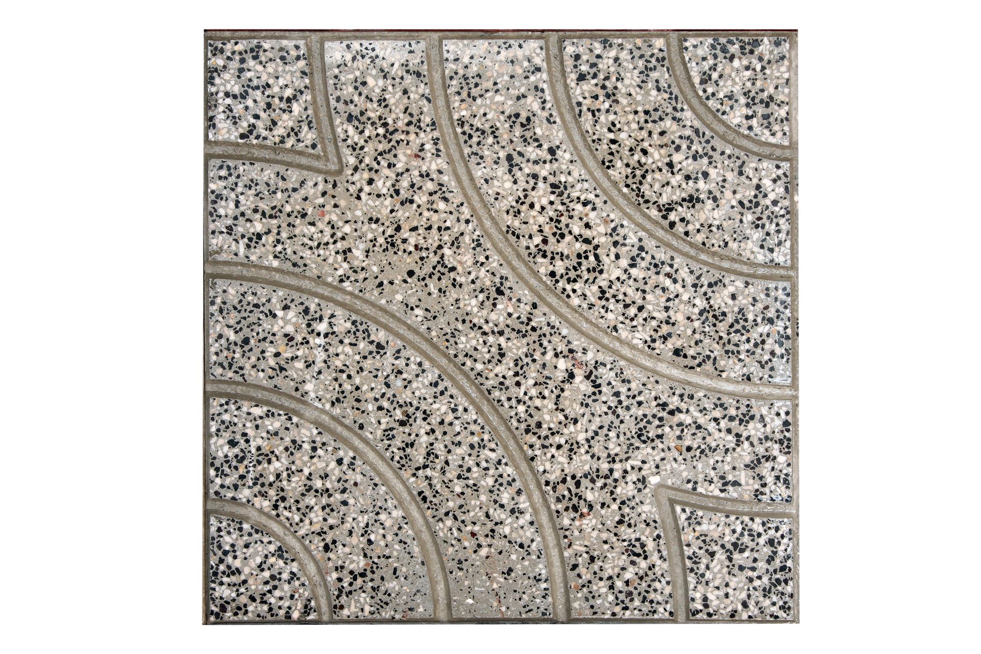 Pavimentazione in pietra quadrata con superficie grigia screziata e linee curve e scanalate.