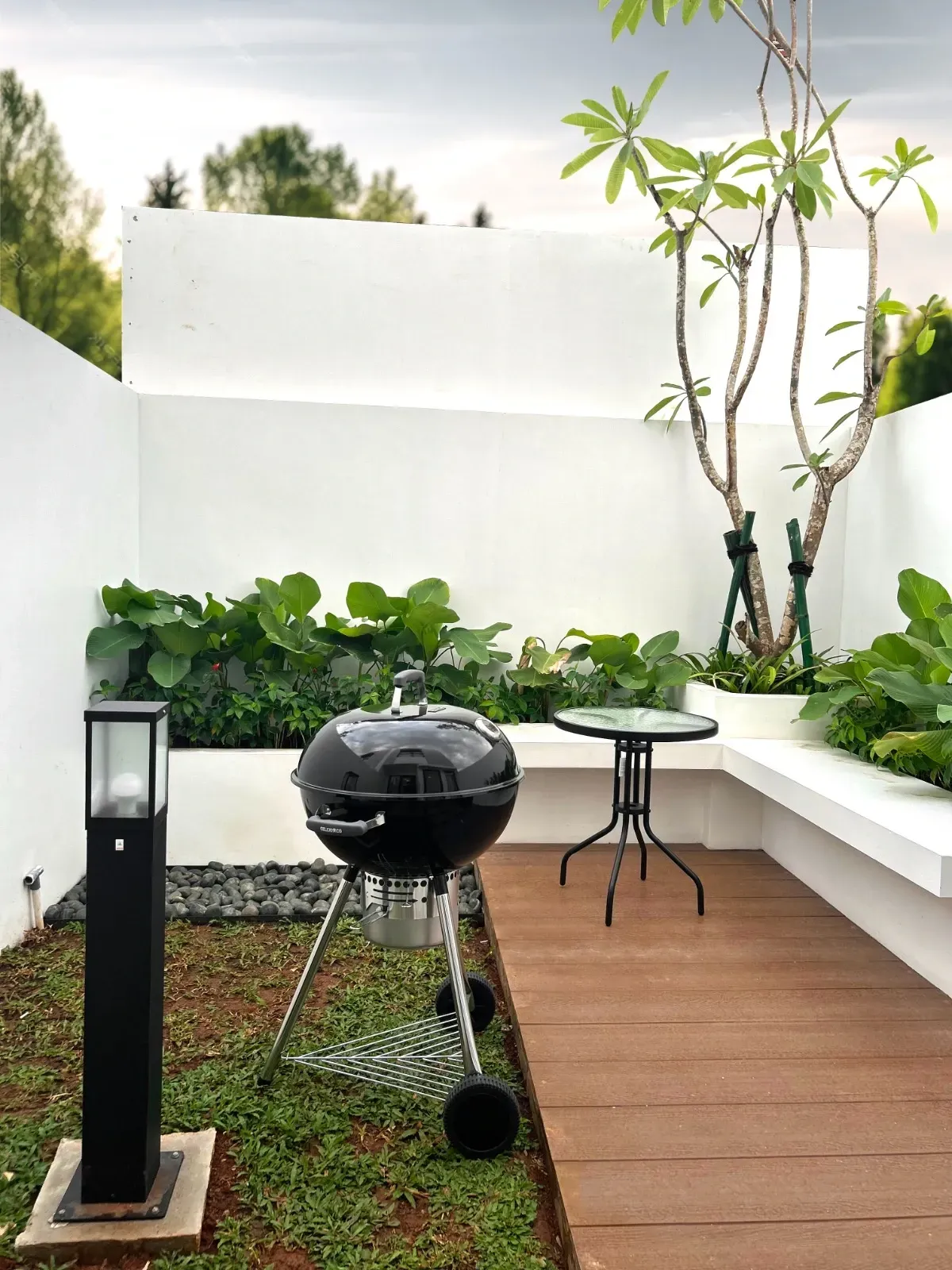 Area Outdoor Uenos House Cimanggis Golf Estate